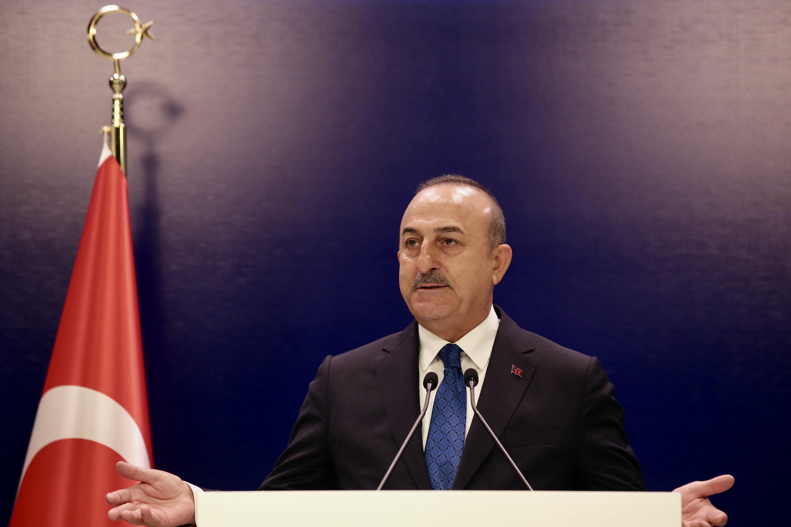De Turkse minister van Buitenlandse Zaken Mevlut Cavusoglu zegt dat zijn land ziet hoe 'een land opstaat en Saoedi-Arabië bedreigt', verwijzend naar de VS, die wil dat de Saoedies de olieproductie juist opvoeren, in plaats van verlagen om zo de prijs te verhogen. 