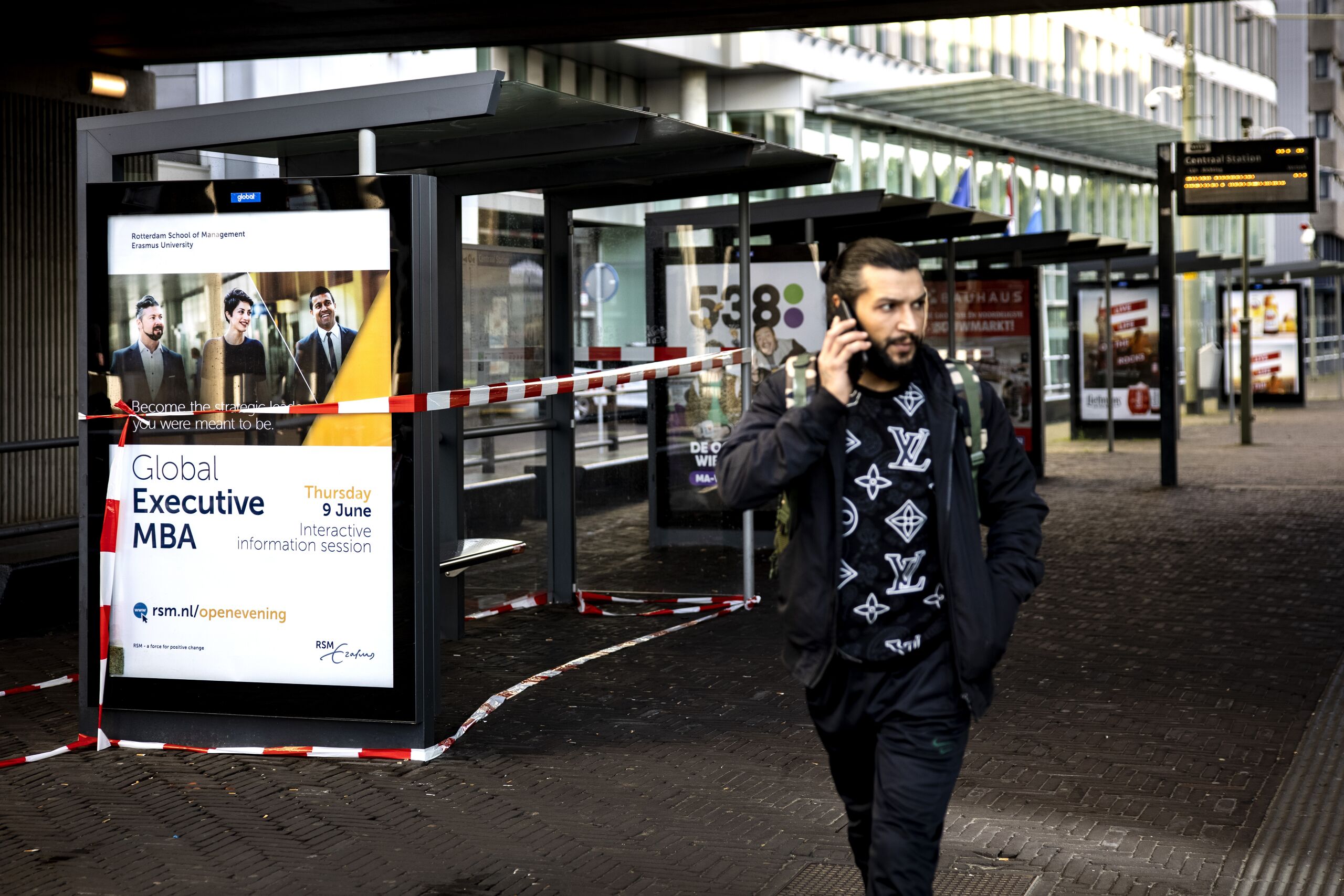 Reizigers wachten tevergeefs op de tram op het Centraal Station van Den Haa
