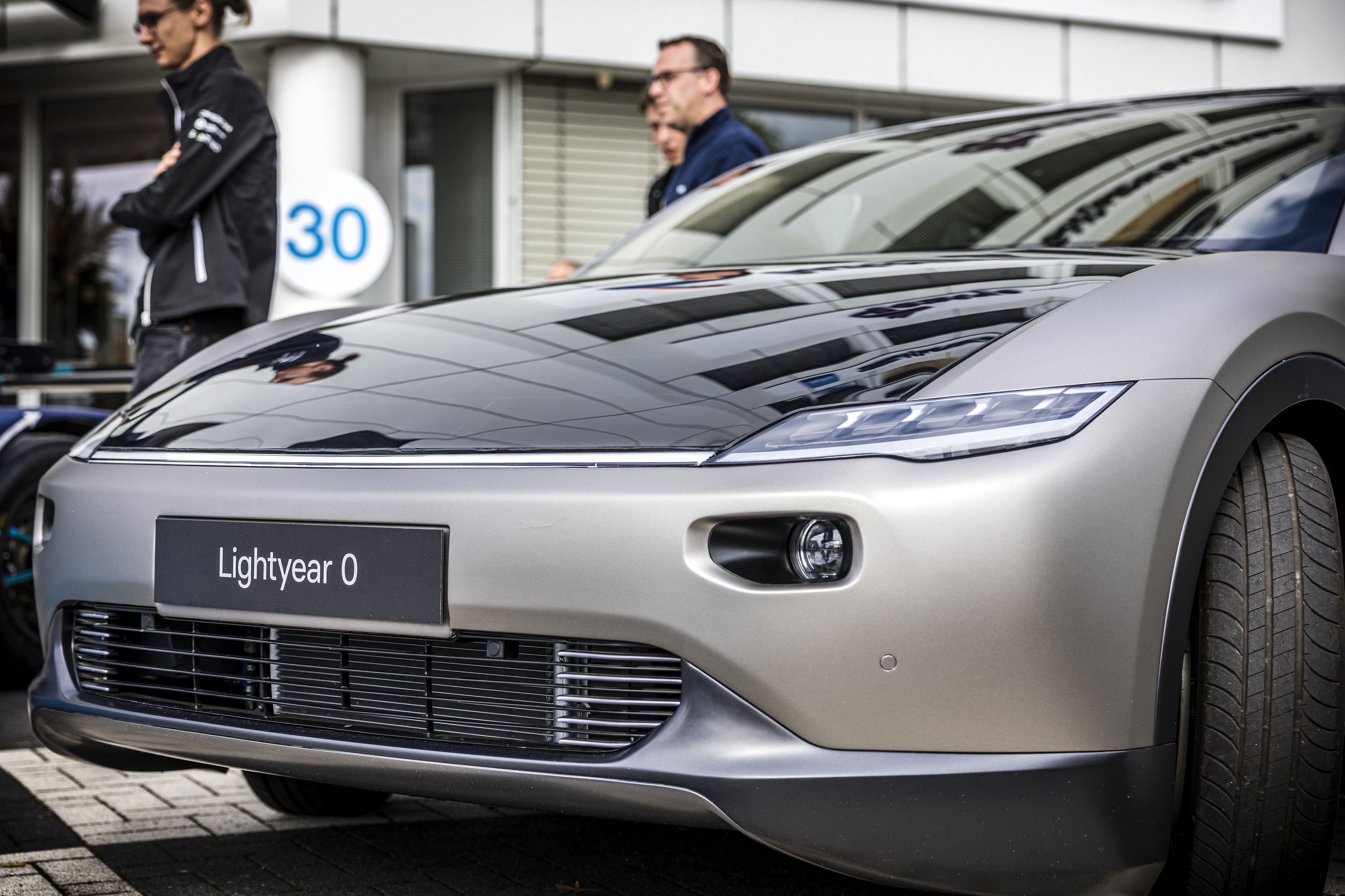 De Lightyear 0, het eerste en duurste model zonneauto van de Helmondse fabrikant. Inmiddels is de productie van de auto stopgezet.
