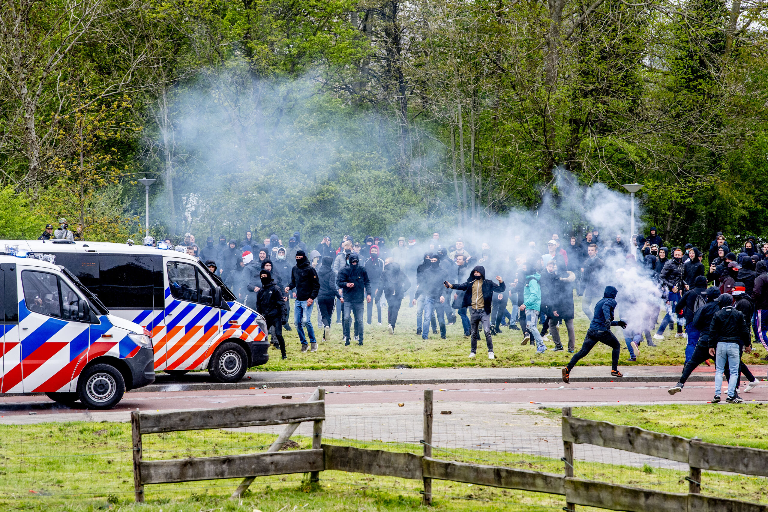 ROTTERDAM - Feyenoord-fans tijdens rellen met de politie . Feyenoord-fans hebben zich verzameld bij het trainingsveld om de spelers toe te zingen, voorafgaand aan de laatste training in aanloop naar de Klassieker tussen Feyenoord en Ajax.