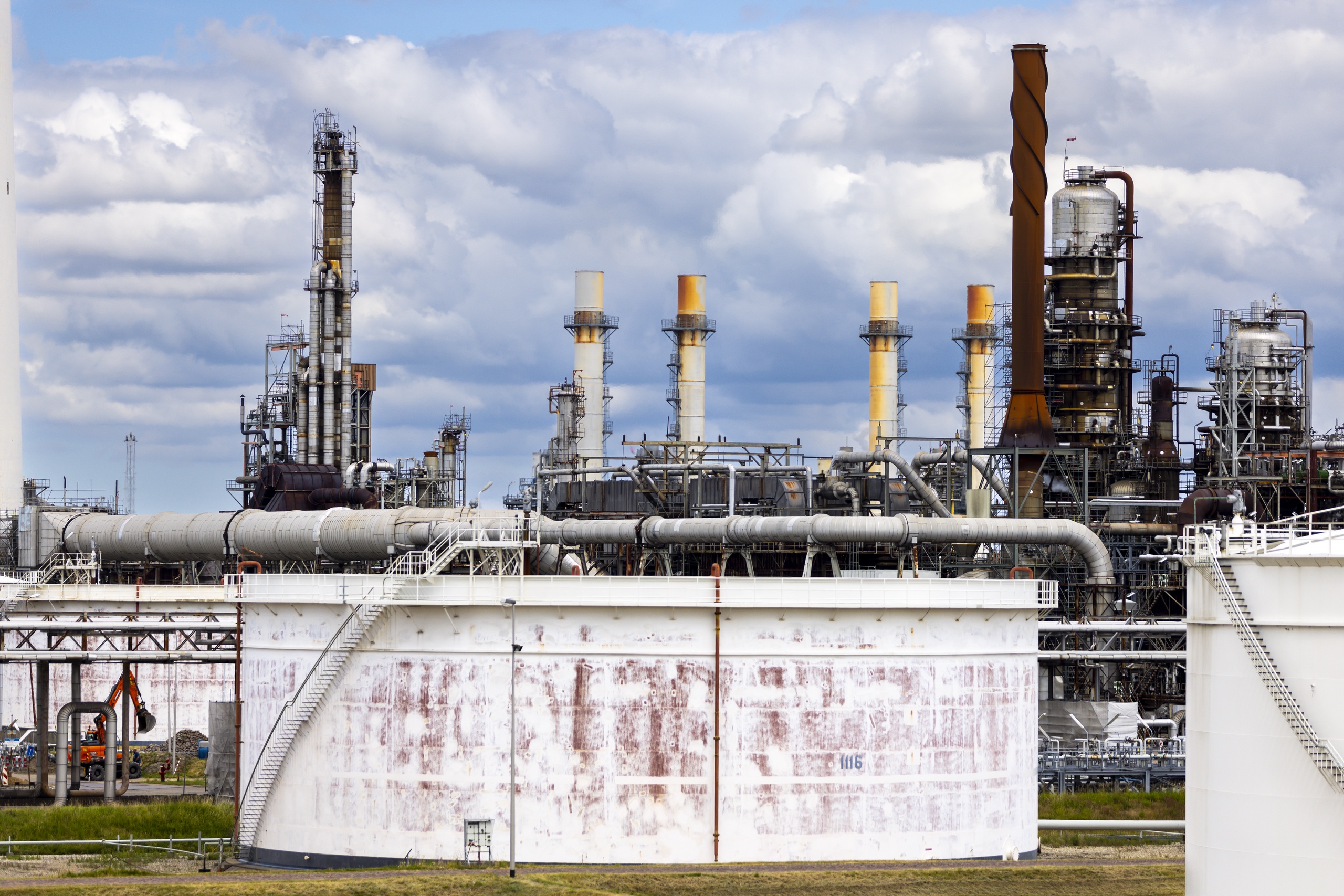 Een raffinaderij van Koninklijke Shell. Het olieconcern stoot nog teveel CO2 uit volgens Milieudefensie.