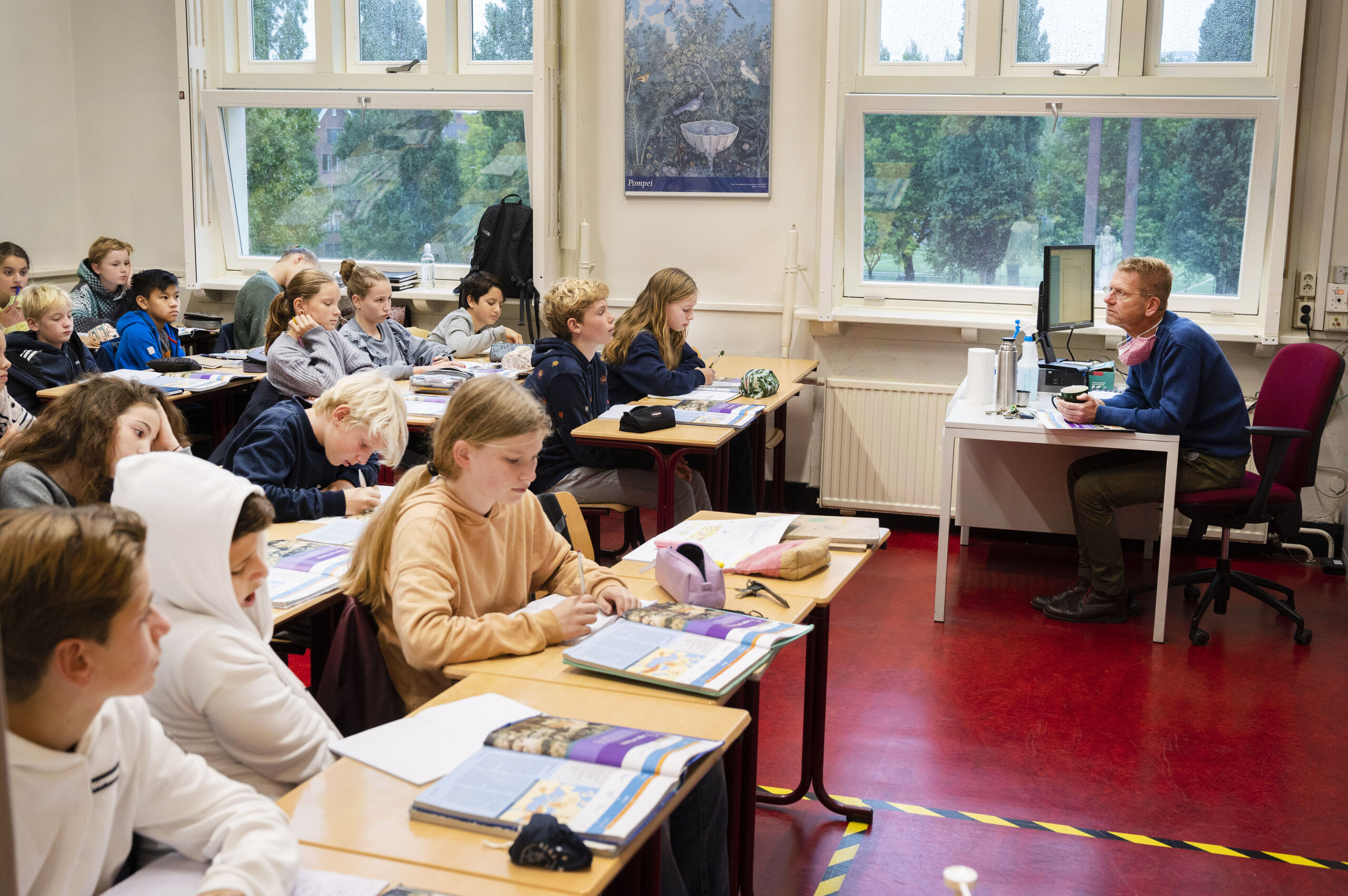 Ventilatie tijdens de les van een klas van het Amsterdams Lyceum. 