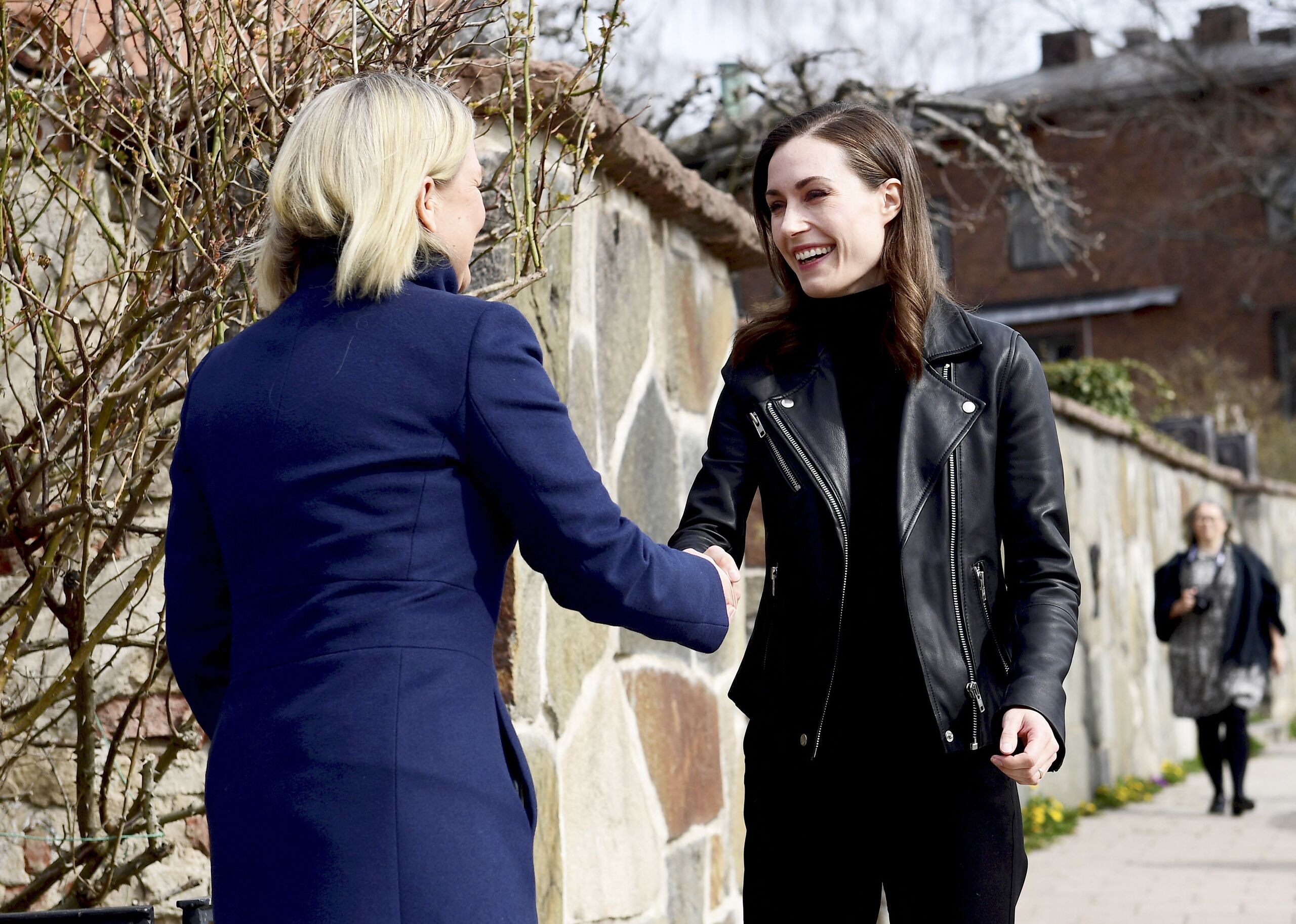 De Zweedse premier Magdalena Andersson (l) verwelkomt haar Finse collega Sanna Marin in Stockholm, voorafgaand aan besprekingen over toetreding tot de NAVO.