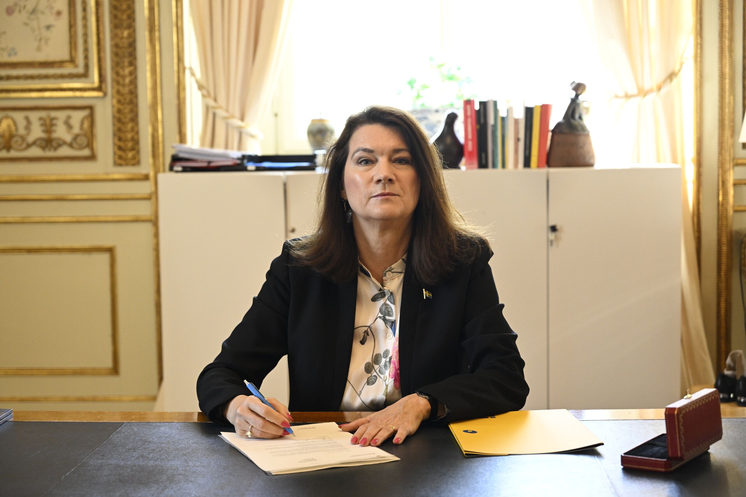 17 mei: De Zweedse Buitenlandminister Ann Linde zet haar handtekening onder de aanvraag voor het NAVO-lidmaatschap 
