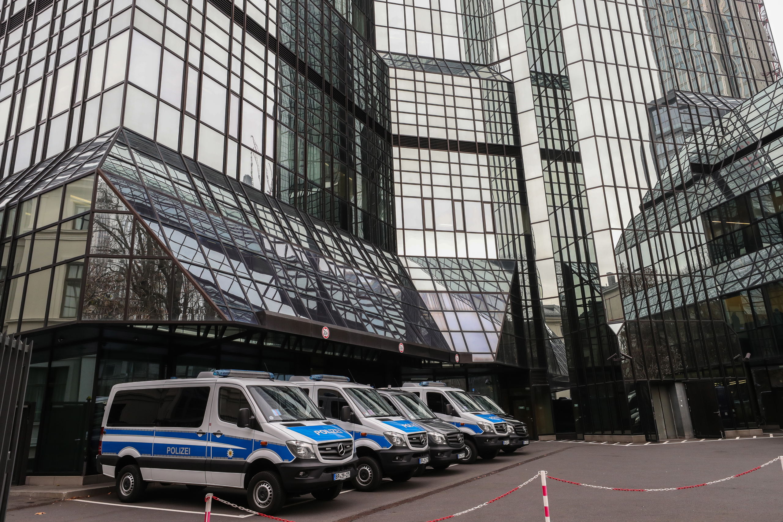 Inval bij het hoofdkantoor van Deutsche Bank.