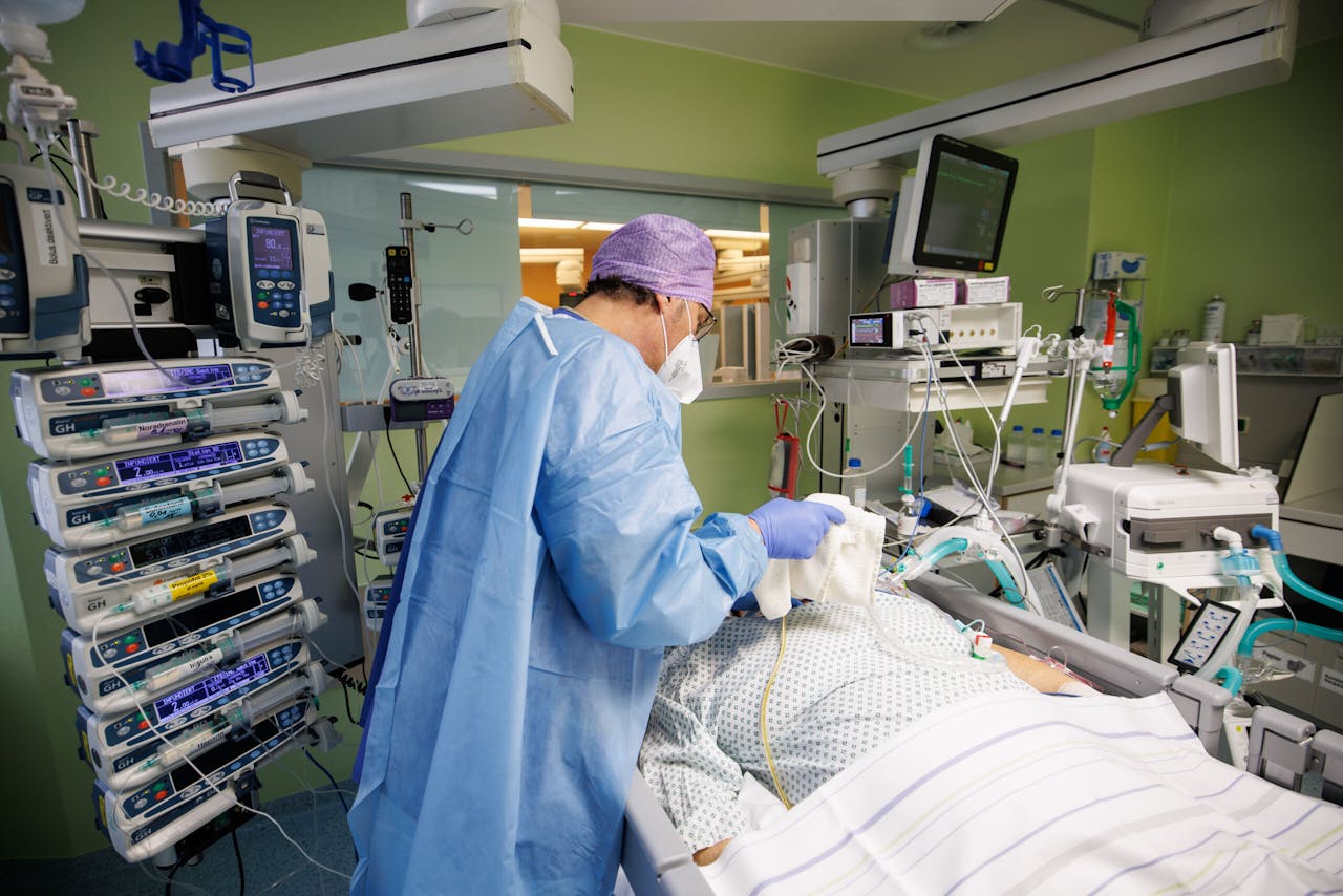 Een coronapatiënt wordt behandeld op een Duitse intensive care-afdeling.