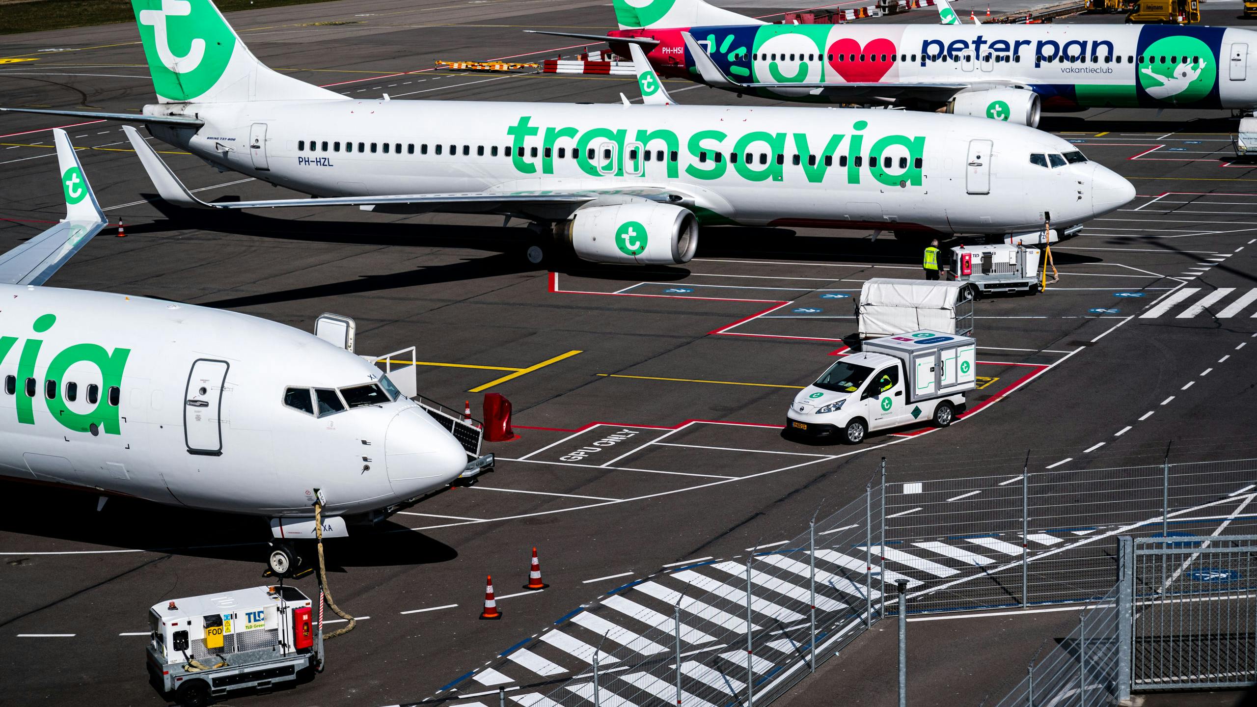 Vliegtuigen van Transavia staan aan de grond bij Eindhoven Airport.