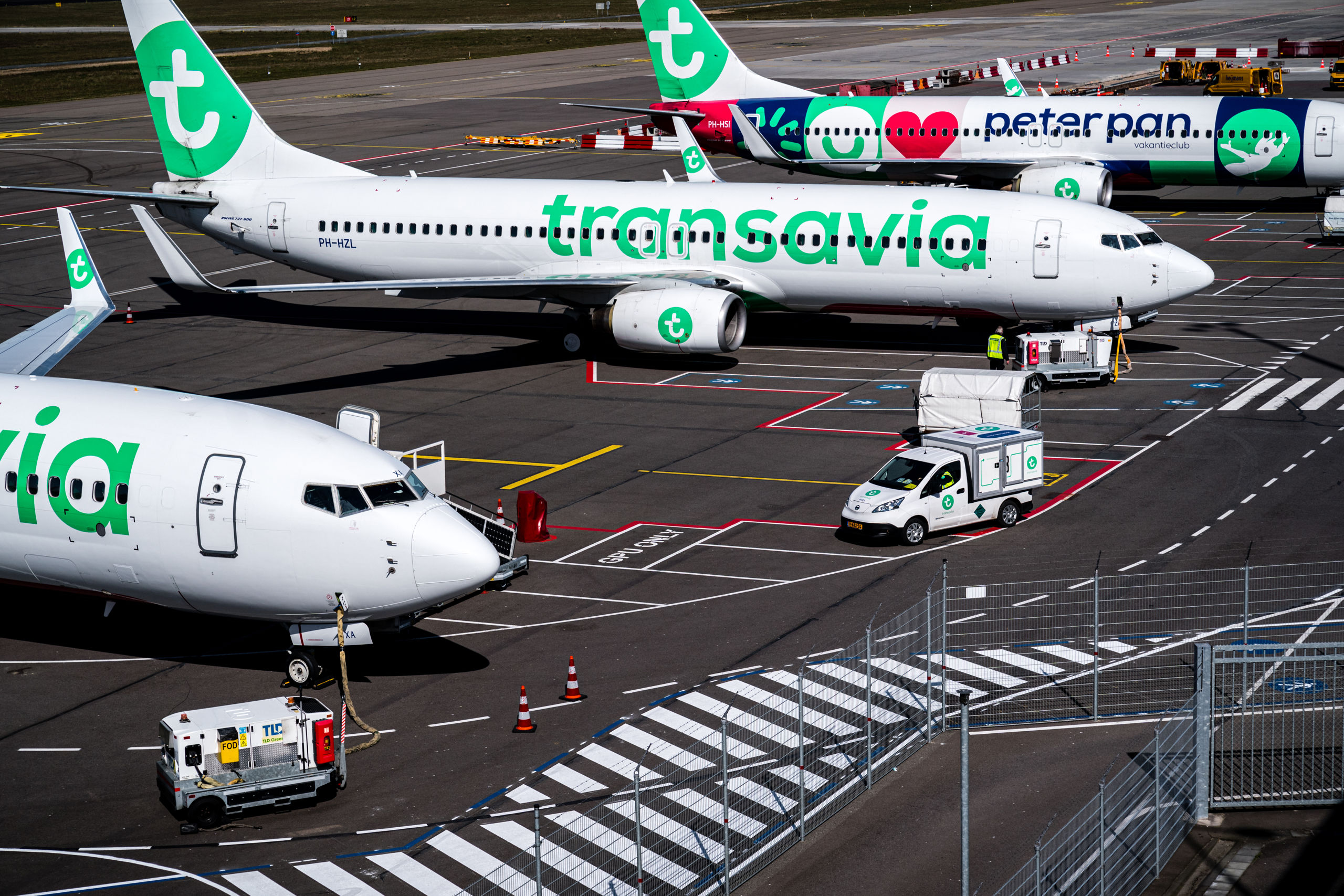 Vliegtuigen van Transavia staan aan de grond bij Eindhoven Airport.