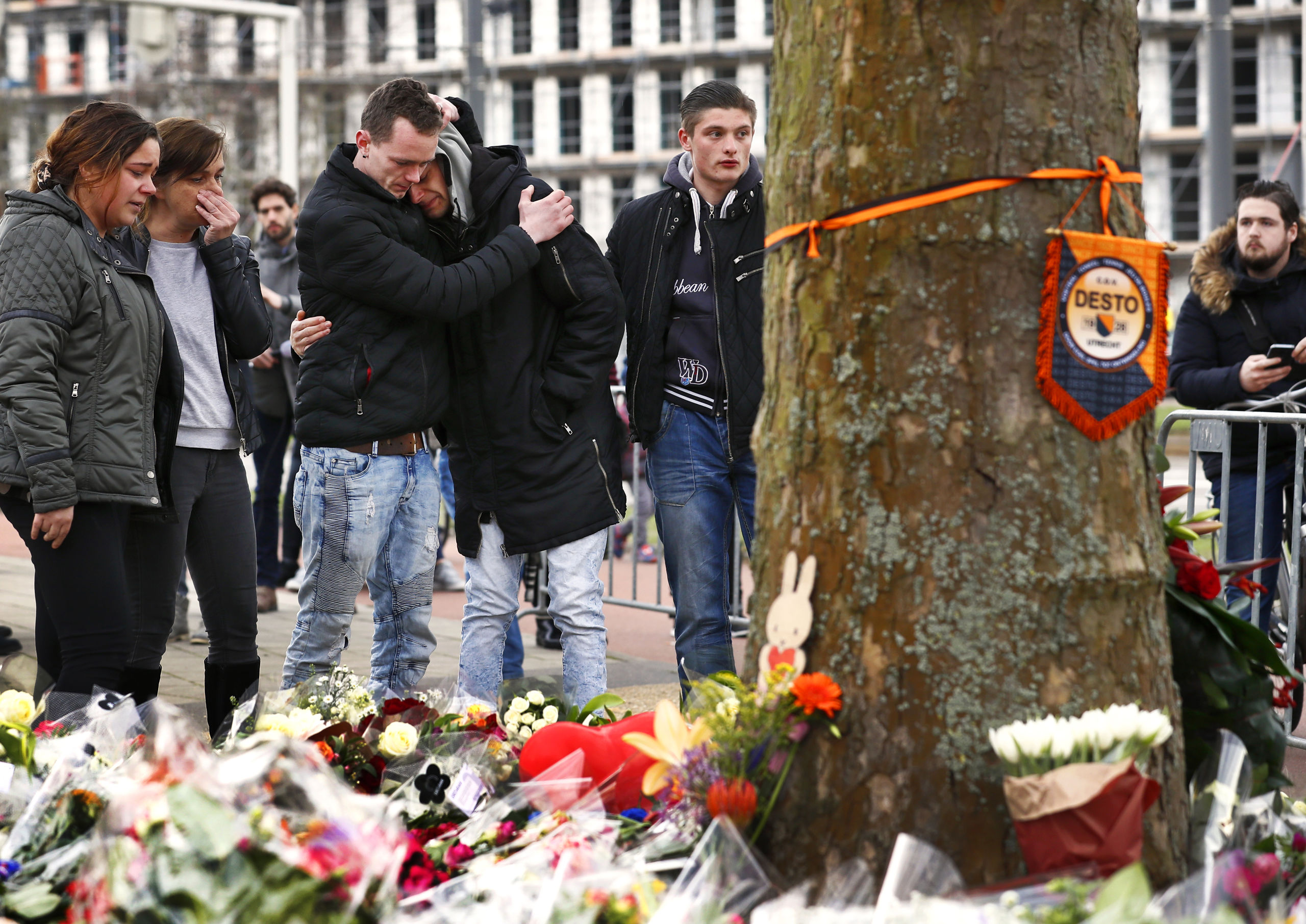 BIj de plek van de aanslag in Utrecht zoeken mensen troost bij elkaar en liggen veel bloemen. 