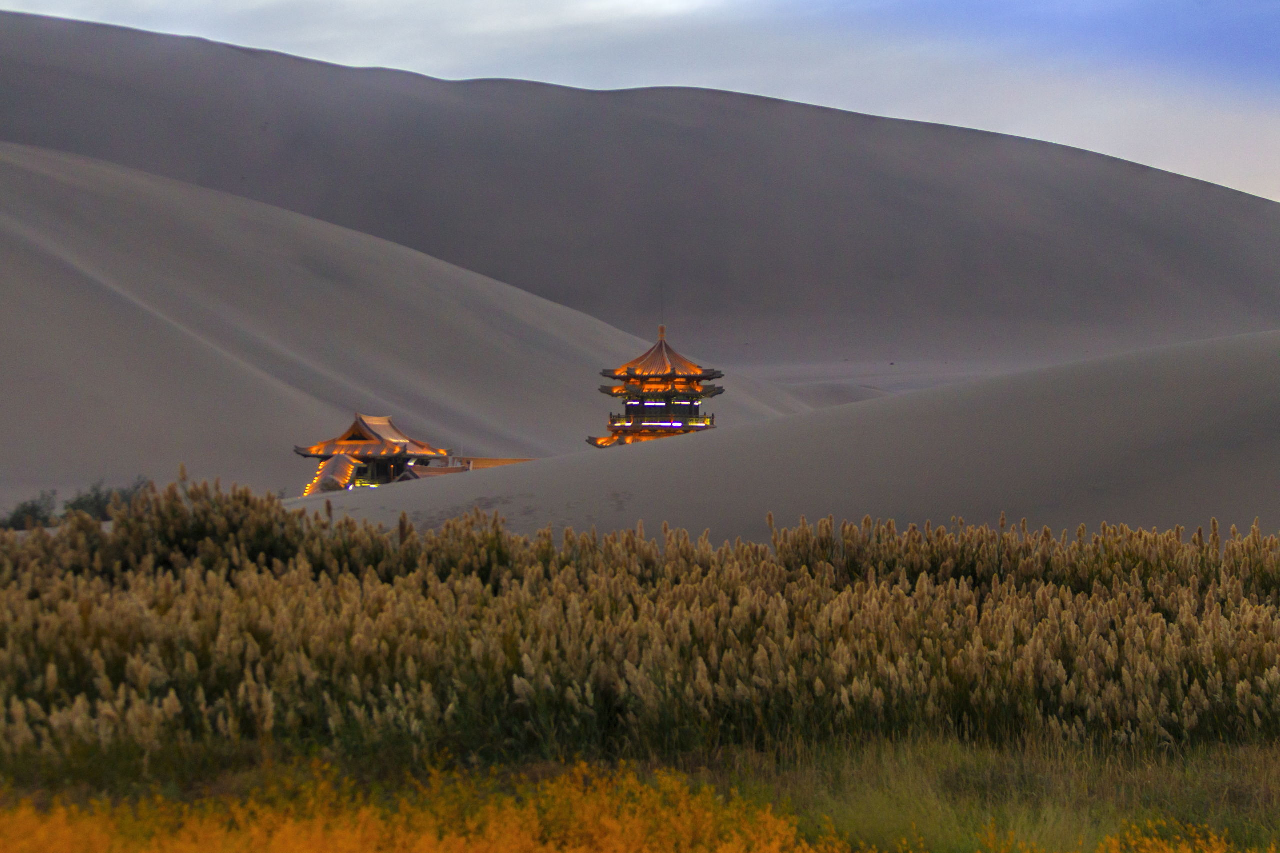 De omgeving van Crescent Lake in Dunhuang in de Chinese provincie Gansu in China.