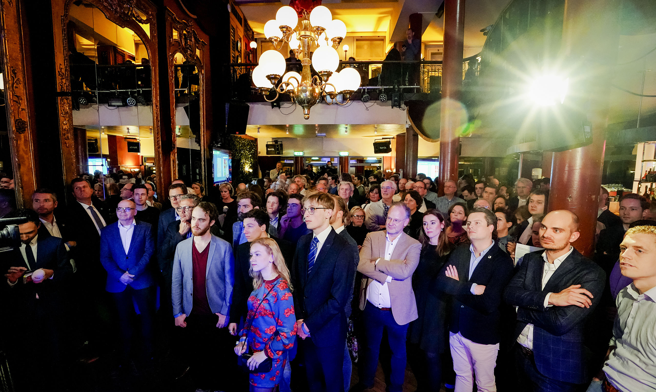2019-03-20 21:01:22 UTRECHT - Publiek van de VVD tijdens de uitslagenavond van de Provinciale Staten- en Waterschapsverkiezingen. ANP LEX VAN LIESHOUT