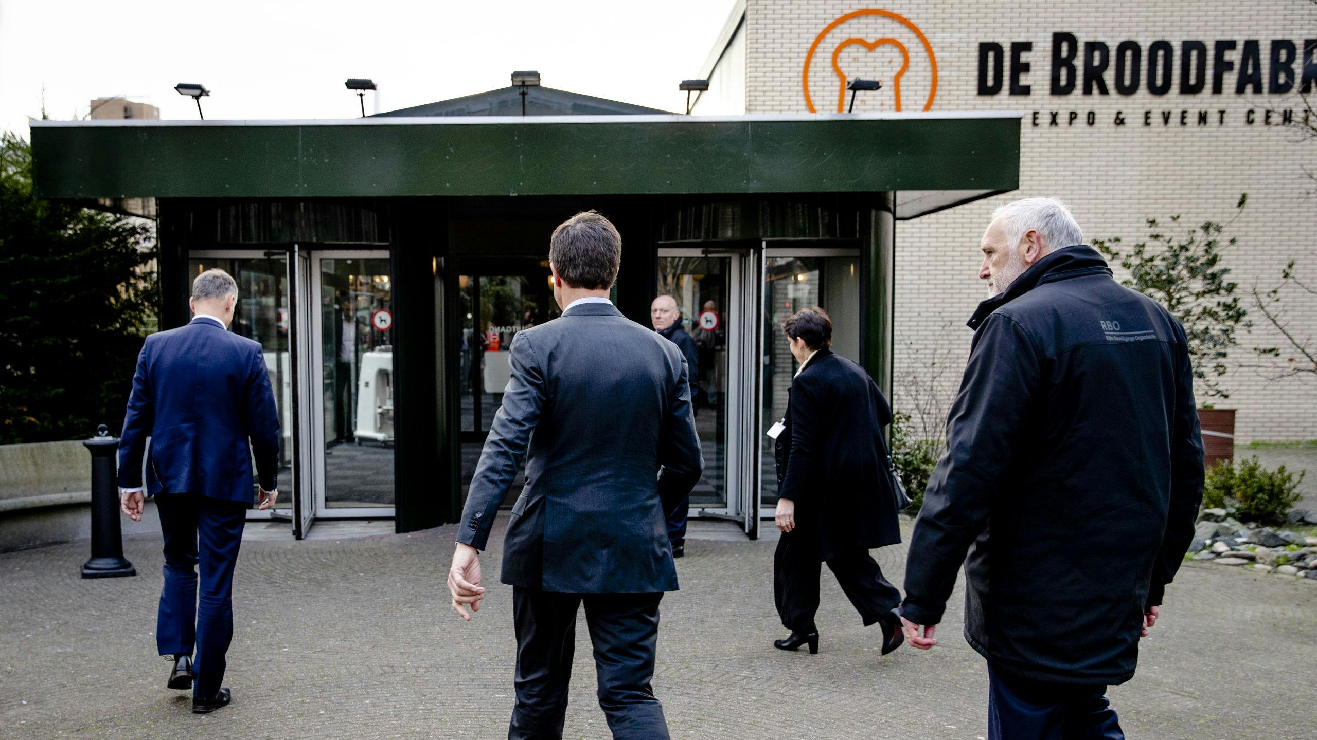 Premier Mark Rutte komt aan bij De Broodfabriek in Rijswijk om in gesprek te gaan met gedupeerde ouders in de kinderopvangtoeslagaffaire. Het gaat om ouders in de CAF 11-zaak, die ten onrechte als fraudeur werden aangemerkt door de Belastingdienst. 