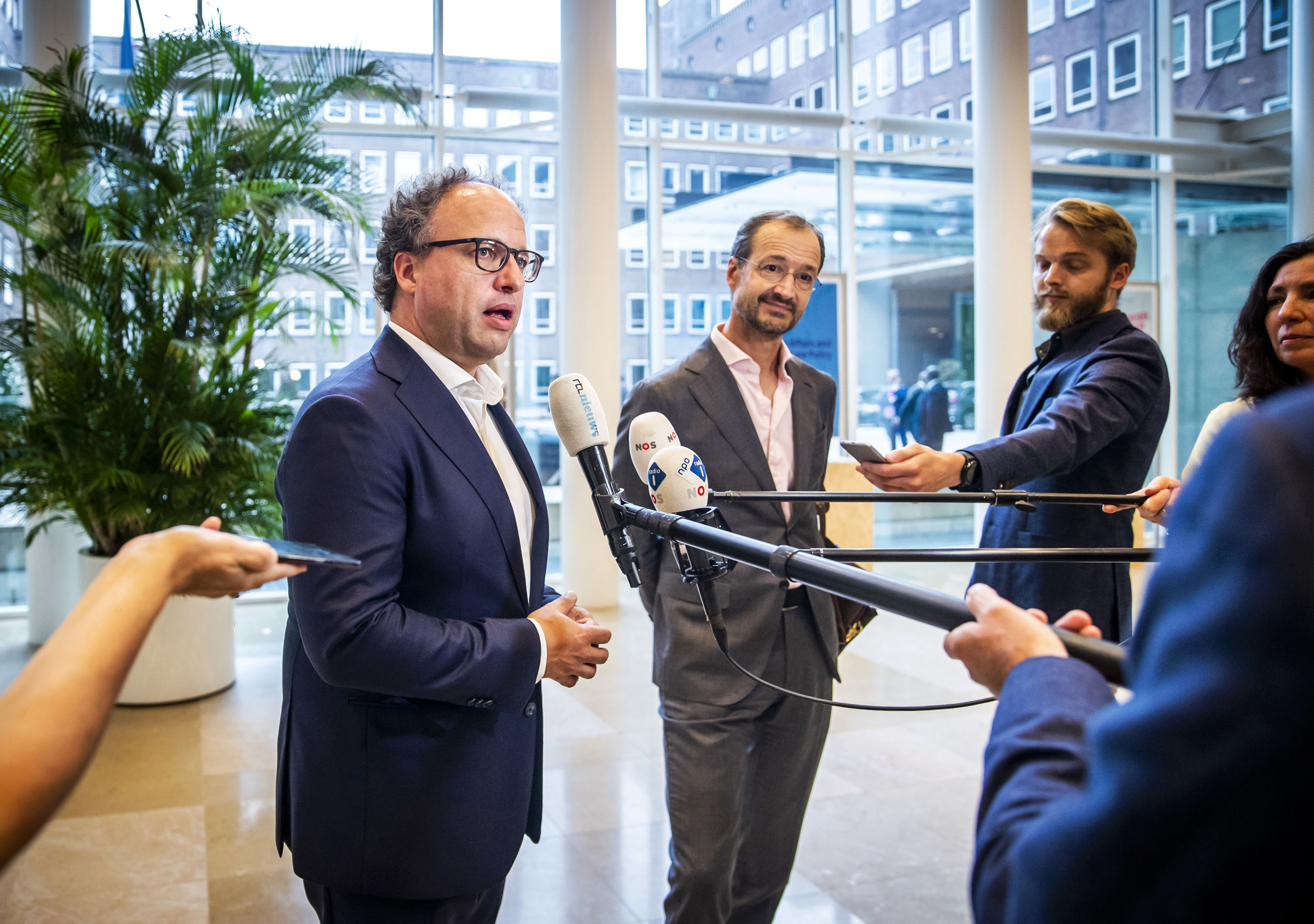 Wouter Koolmees, minister van Sociale Zaken en Werkgelegenheid, en Eric Wiebes, minister van Economische Zaken en Klimaat, na afloop van een overleg over een steunpakket en de begroting voor 2021.