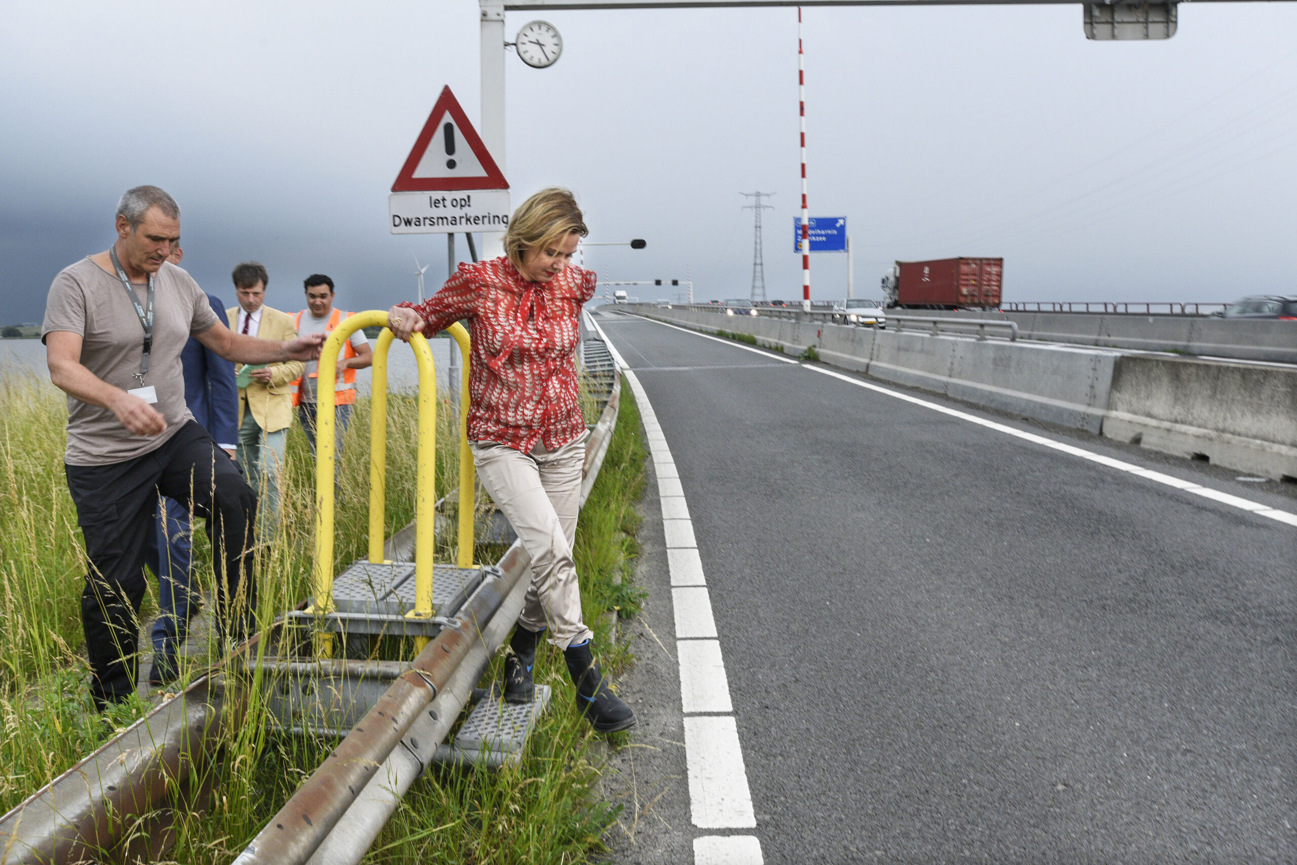 Nederland, Hoekse Waard, juni 2019, Cora van Nieuwenhuizen VVD Minister van infrastructuur en Waterstaat, bezoekt bruggen, sluizen, tunnels viaducten hier De Haringvlietbrug deze verbindt de Hoeksche Waard via de Hellegatsdam met Goeree-Overflakkee / brug bruggen Foto; Peter Hilz
