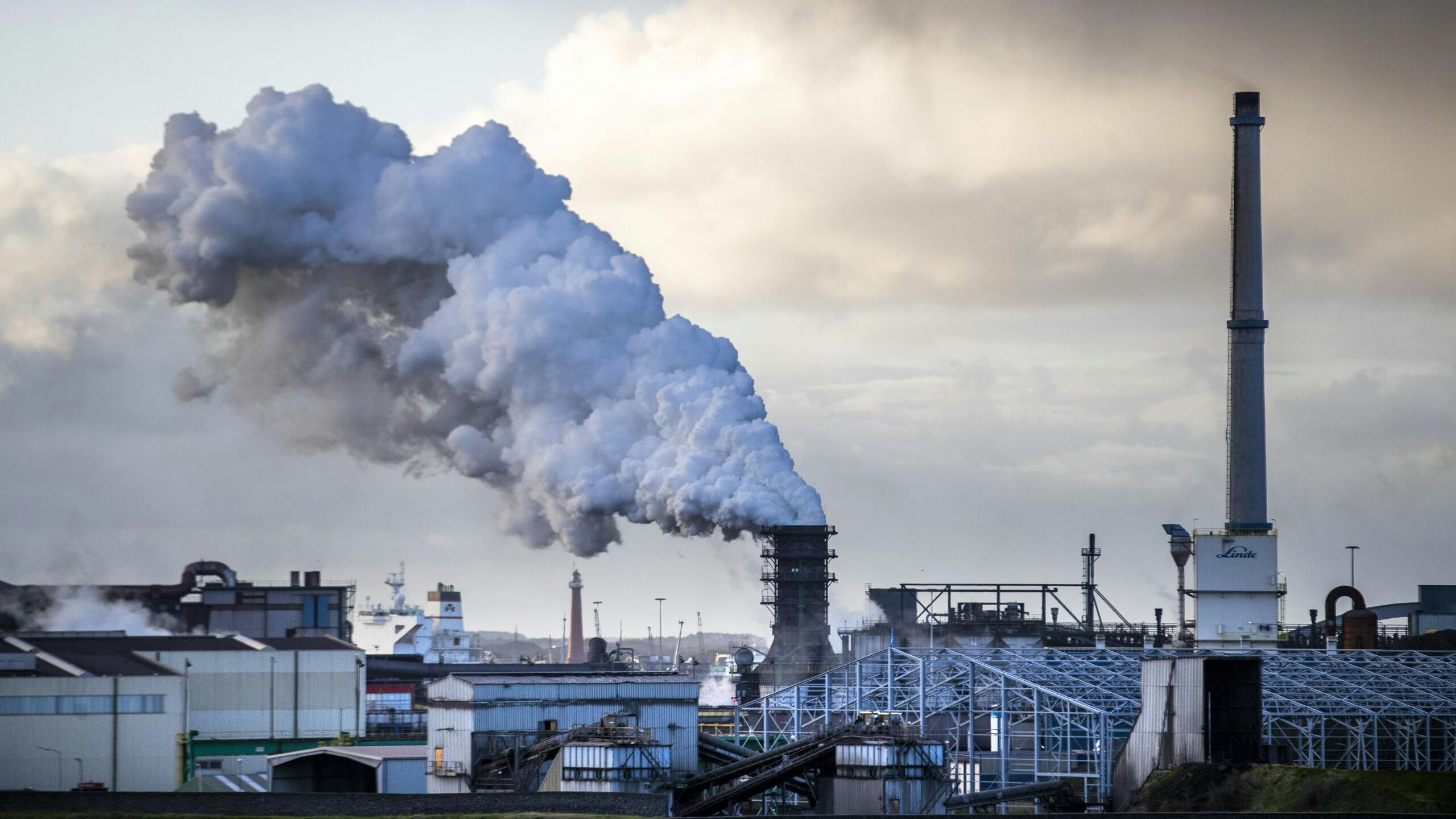 Exterieur van Tata Steel. Het staalbedrijf gaat tot 3000 banen schrappen in Europa. 