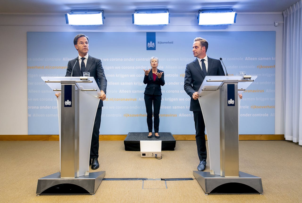 Premier Mark Rutte (L) en minister Hugo de Jonge (Volksgezondheid, Welzijn en Sport) tijdens een persconferentie over de huidige stand van zaken omtrent het coronavirus in Nederland.