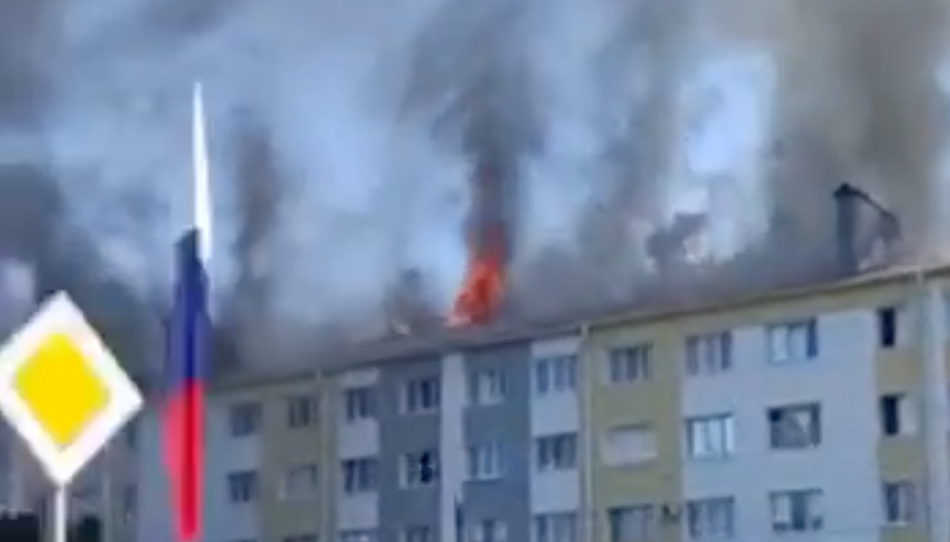 Op Twitter circuleren films van een Russisch overheidsgebouw waar brand is uitgebroken.