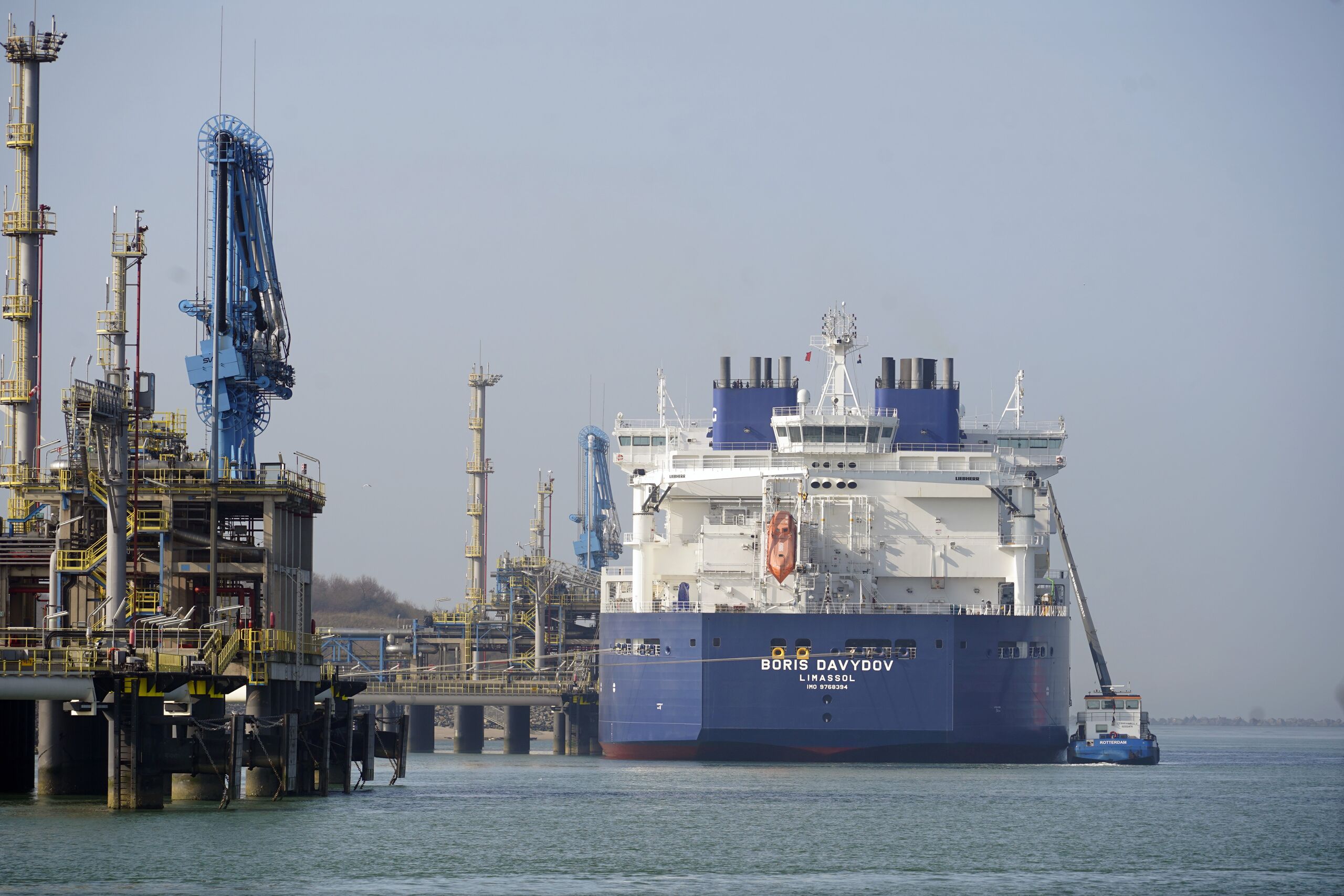Russische LNG-tanker Boris Davydov levert vloeibaar gas aan de LNG-terminal op de Maasvlakte 