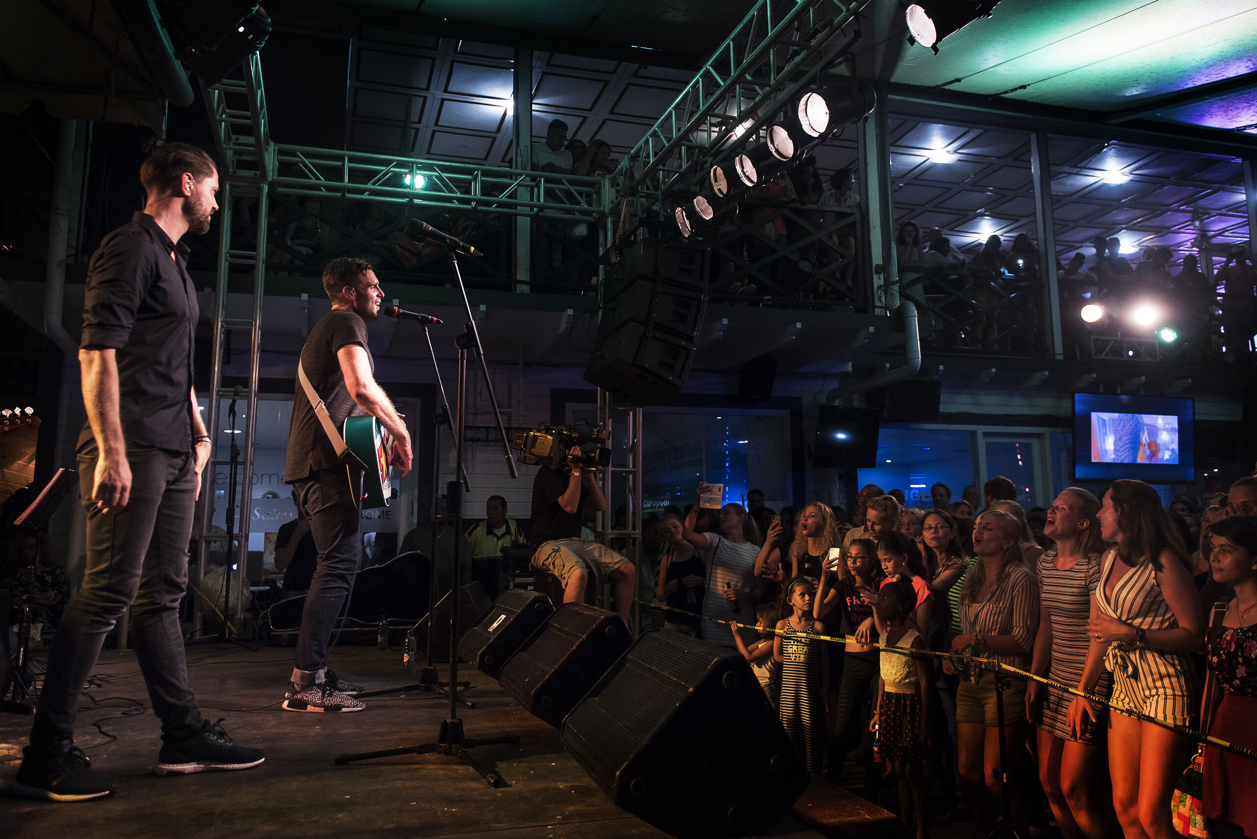 PARAMARIBO - Nick en Simon geven een concert in cafe 't Vat in Paramaribo. Het Volendamse zangduo brengt een bezoek aan Suriname voor opnames van hun televisie programma ‘Nick en Simon, The Dream’, een muzikale roadtrip. ANP KIPPA PIETER VAN MAELE