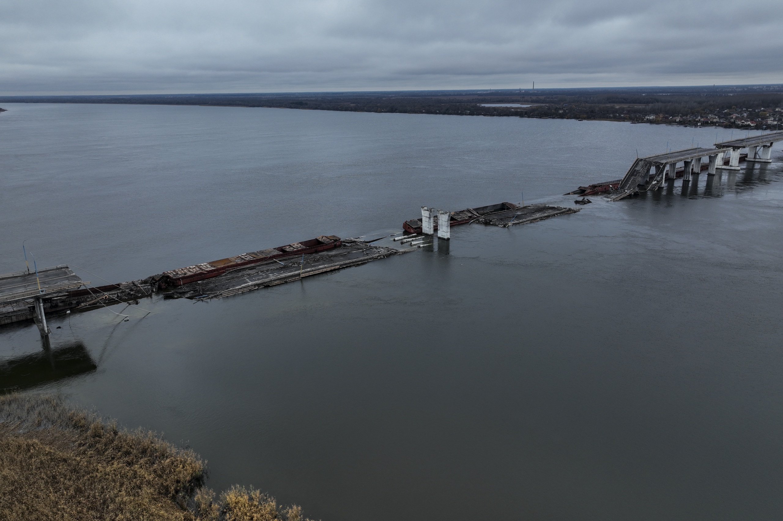 Ponte Antonevsky danneggiato a Kherson.  Il ponte, il principale punto di attraversamento sul fiume Dnipro a Kherson, è stato distrutto dalle forze russe all'inizio di novembre dopo che le forze del Cremlino si sono ritirate dalla città meridionale. 