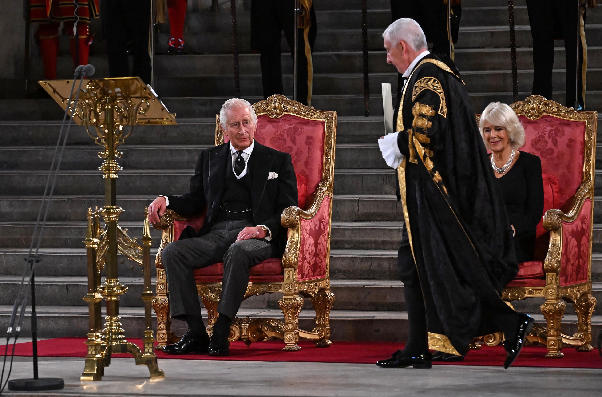 Koning Charles spreekt de Britse Eerste en Tweede Kamer toe als nieuw staatshoofd.