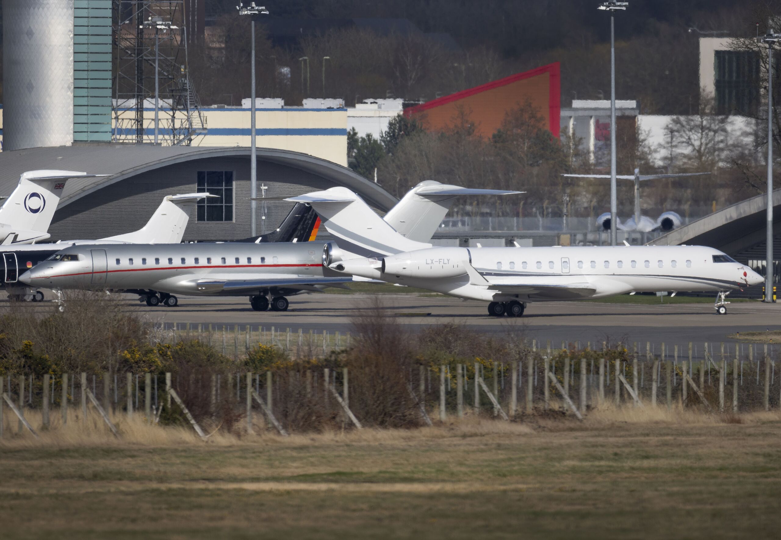 Foto ter illustratie. Een Bombardier Global 6500 private jet (R) op het Farborough vliegveld in Hampshire. Er wordt gedacht dat het vliegtuig van de Russische oligarch Eugene Shvidler is.