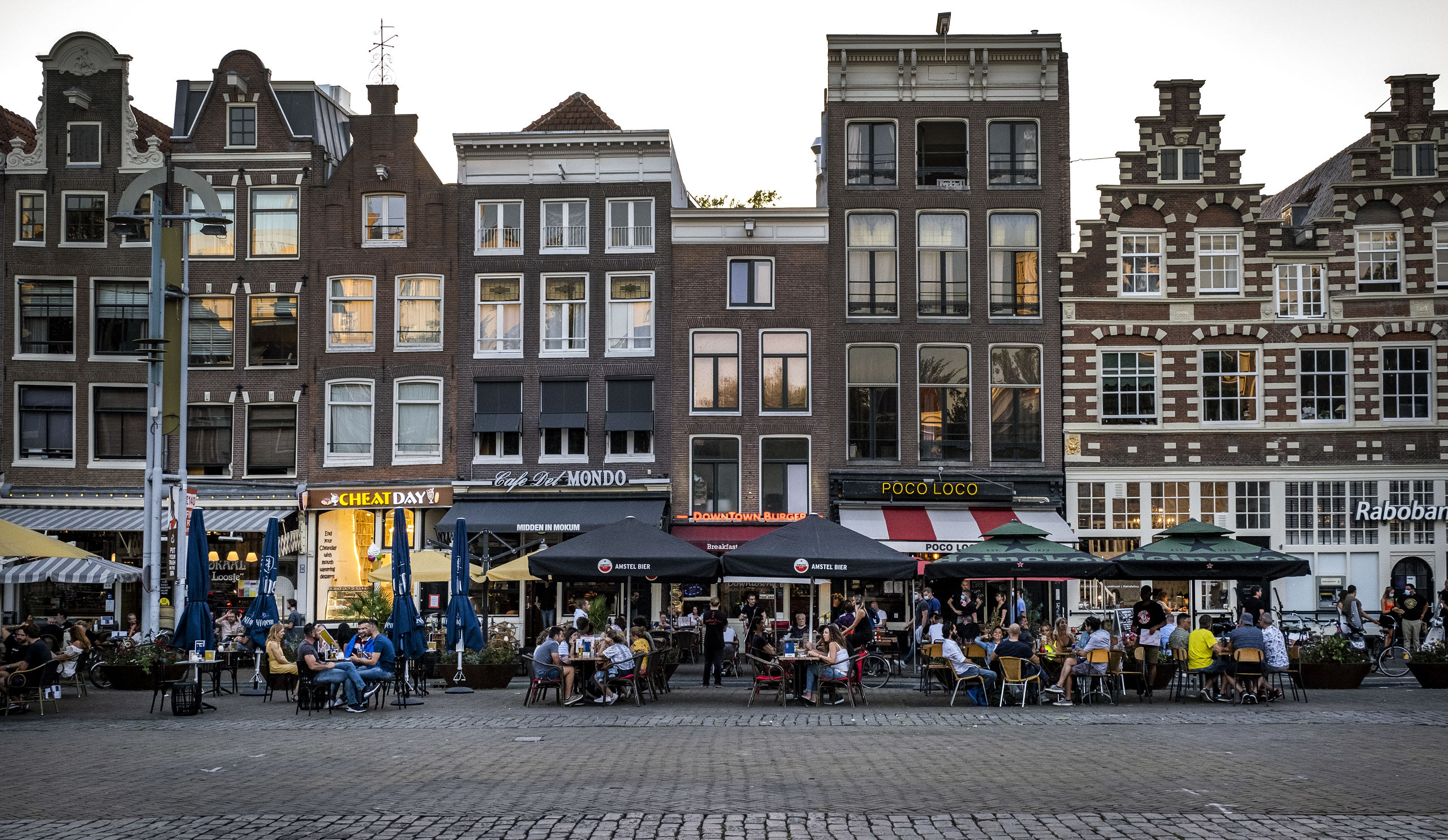 Terrasjes op de Nieuwmarkt in Amsterdam. Amsterdam