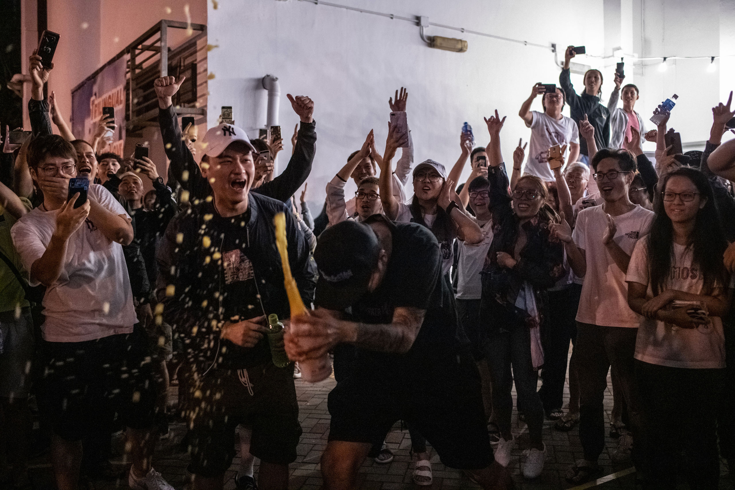 Met een ongekend hoge opkomst van meer dat 70 procent heeft het het volk gesproken: het pro-democratie-kamp heeft regionale verkiezingen in Hong Kong gewonnen.