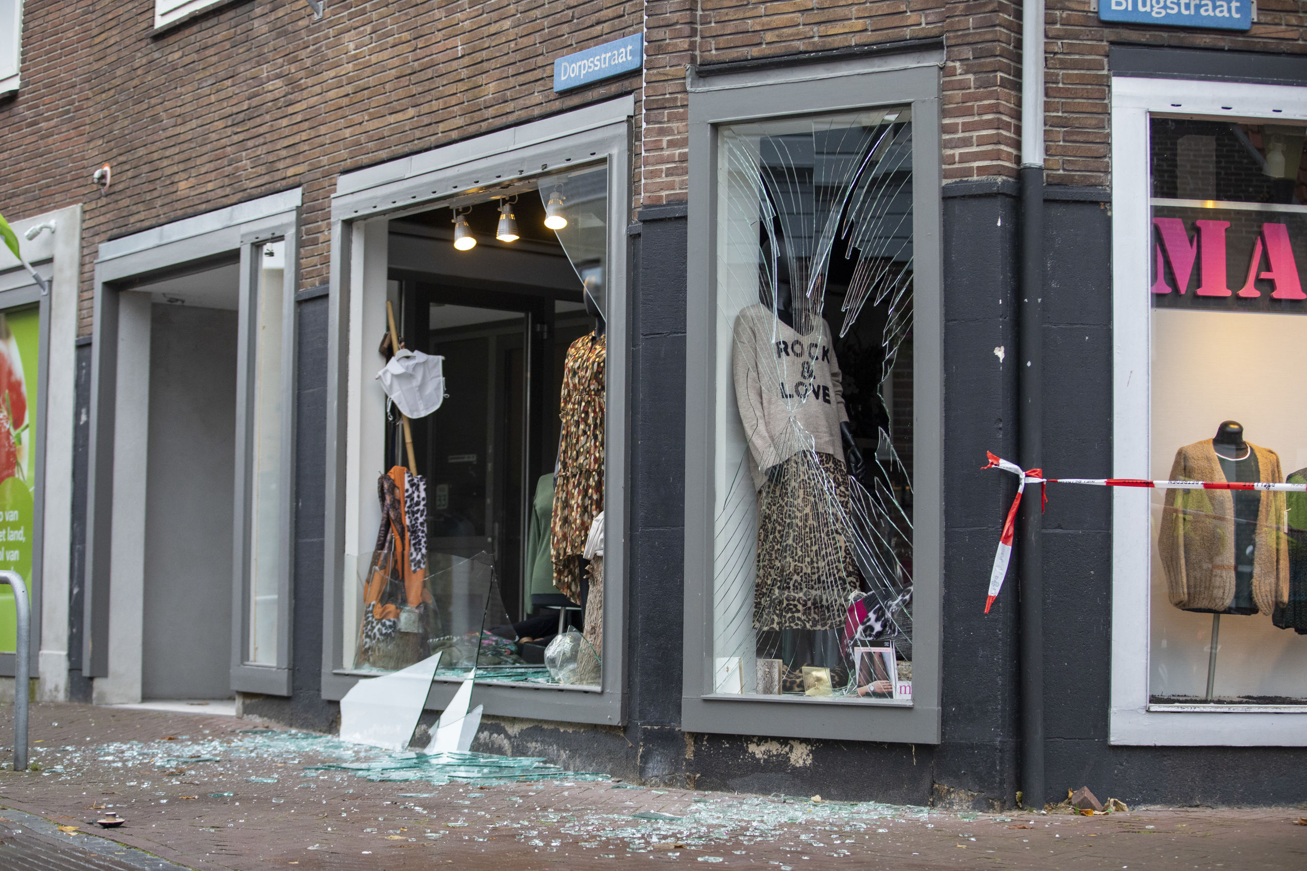OUDERKERK AAN DE AMSTEL - Het centrum van Ouderkerk aan de Amstel is afgesloten na een plofkraak op de geldautomaat van ABN AMRO. 