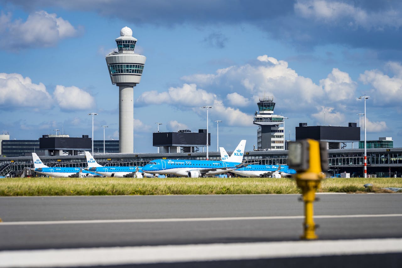 De concurrentiepositie van Schiphol als doorvoerluchthaven voor luchtvracht staat in 2020 zwaar onder druk. Het aantal vrachtvluchten daalde vorig jaar al met 12 procent. Aan die duikvlucht lijkt dit jaar geen einde te komen, verwacht ABN Amro.