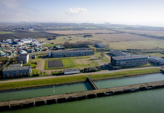 Dronefoto van de voormalige Marinekazerne waar de Marinierskazerne zou moeten komen.