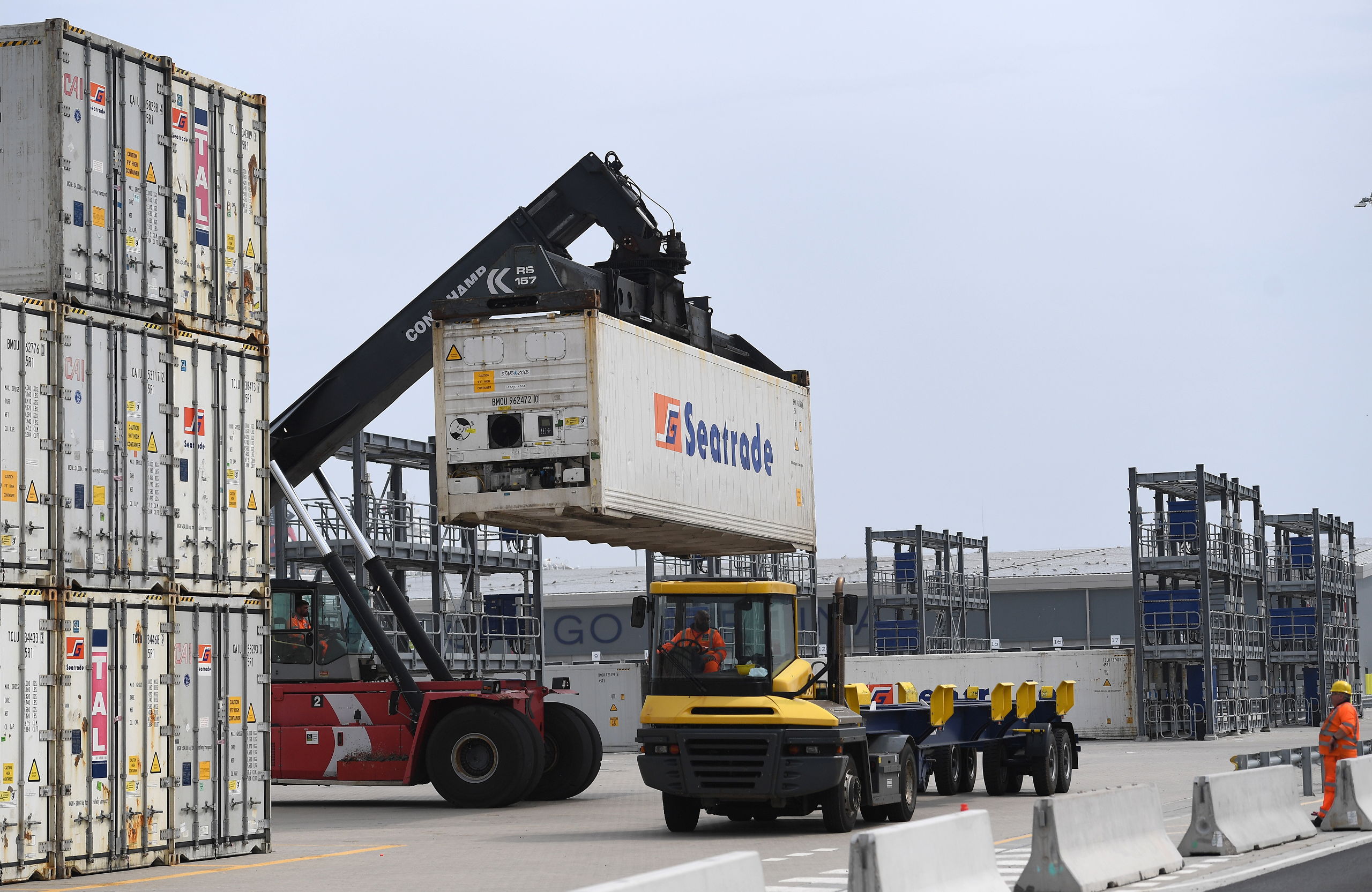 Containers worden in Dover op trucks geladen