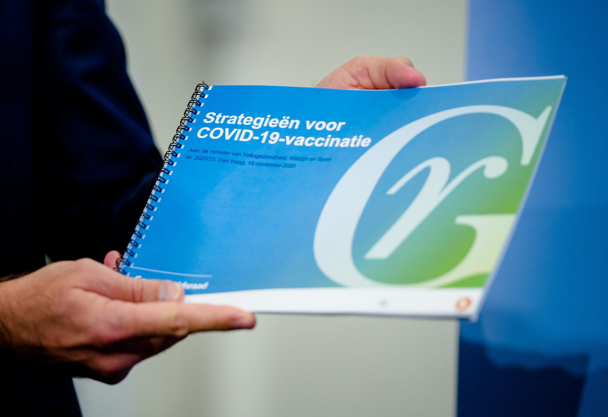2020-11-19 11:22:28 DEN HAAG - Het voorlopig advies van de Gezondheidsraad over coronavaccins. Het adviesorgaan adviseert het kabinet over hoe om te springen met een vaccin tegen het coronavirus, mocht dat tot de markt worden toegelaten. ANP BART MAAT