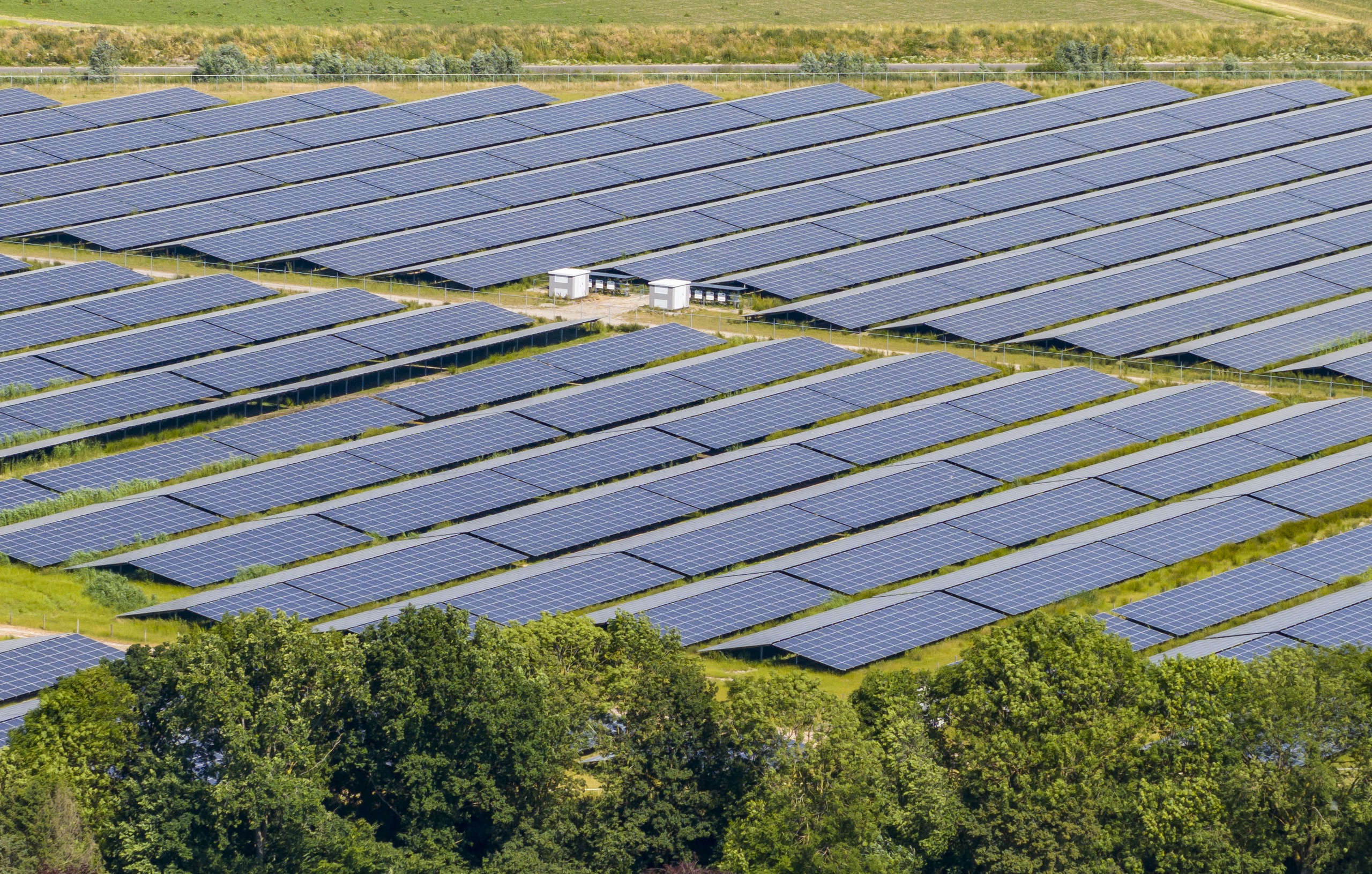 De opgelopen rente zorgt ervoor dat de energietransitie ruim 17 miljard euro duurder wordt. Dat schrijft Het Financieele Dagblad vandaag. Maar om daar nou gek over te gaan doen, vindt macro-econoom Edin Mujagic onnodig. 'Mensen doen alsof er bij een rente van 4 of 5 procent helemaal niks meer kan.'