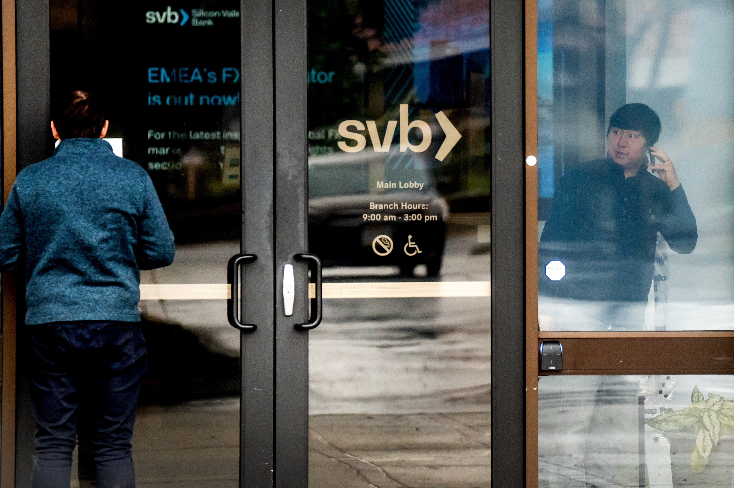 De Silicon Valley Bank moest afgelopen vrijdag de deuren sluiten nadat er een bankrun onstond na het instorten van de koers.  NOAH BERGER / AFP