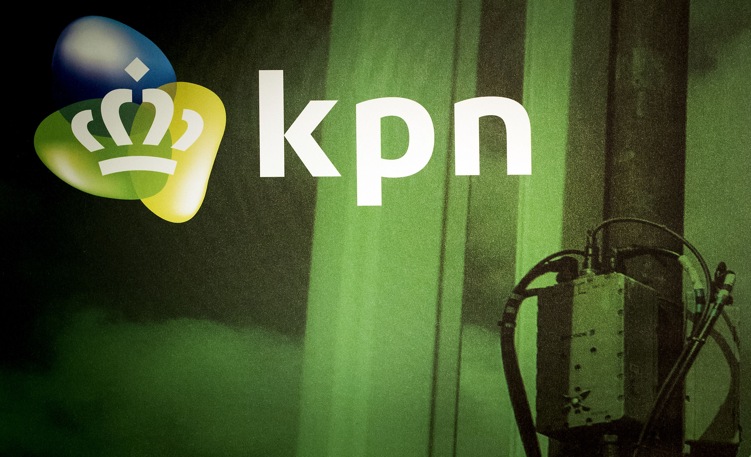 Logo van KPN tijdens de presentatie van de jaarcijfers 2016 in het hoofdkantoor.