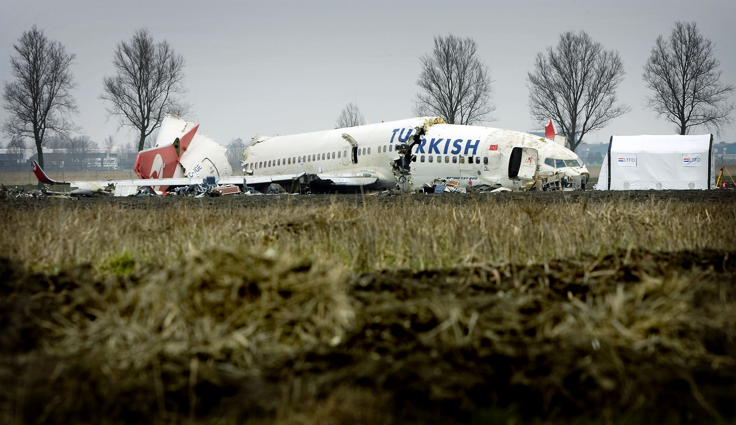 SCHIPHOL - De verongelukte Boeing 737-800 van Turkish Airlines bij de Polderbaan op Schiphol.