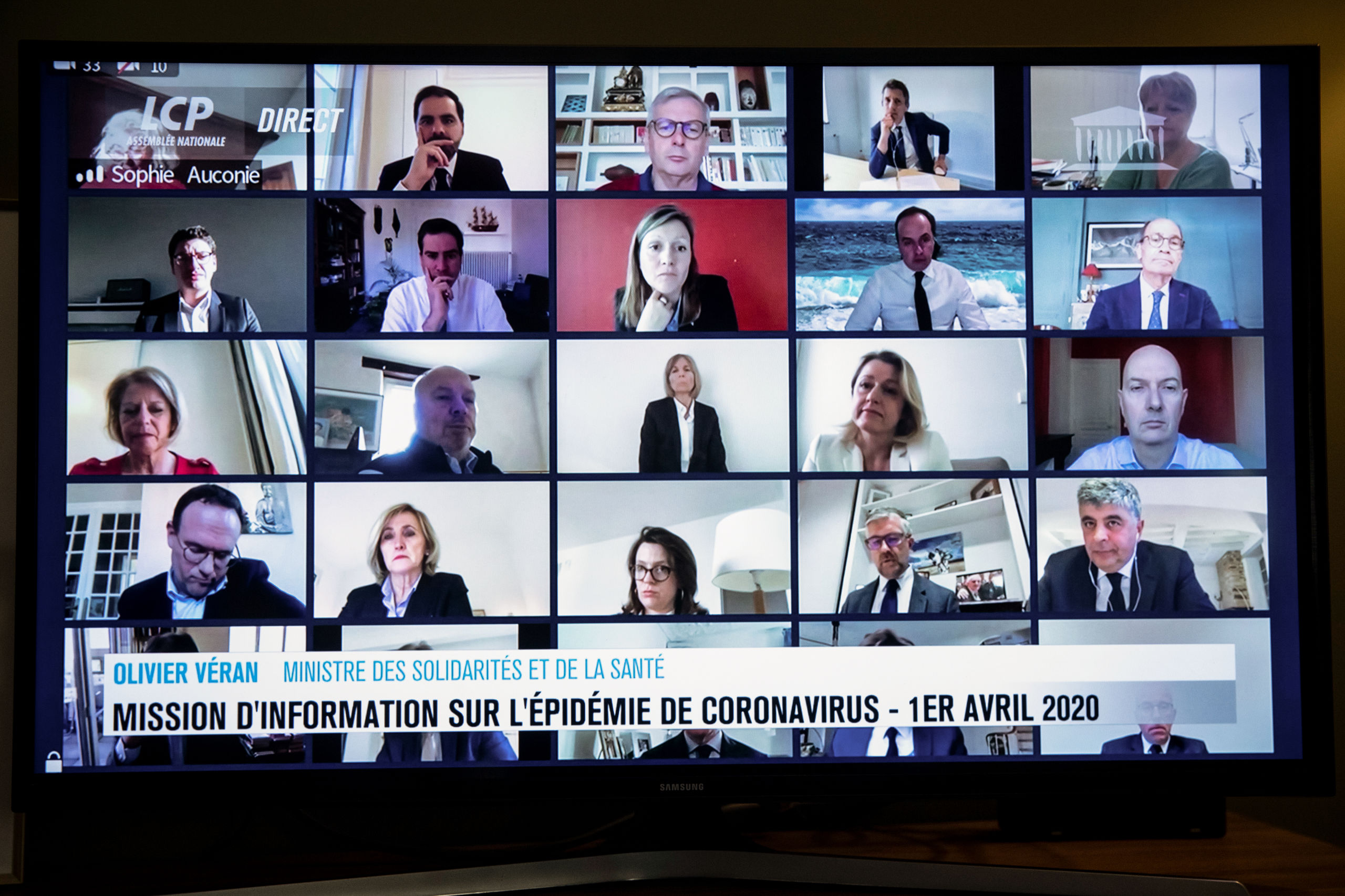 Franse parlementsleden tijdens een videovergadering