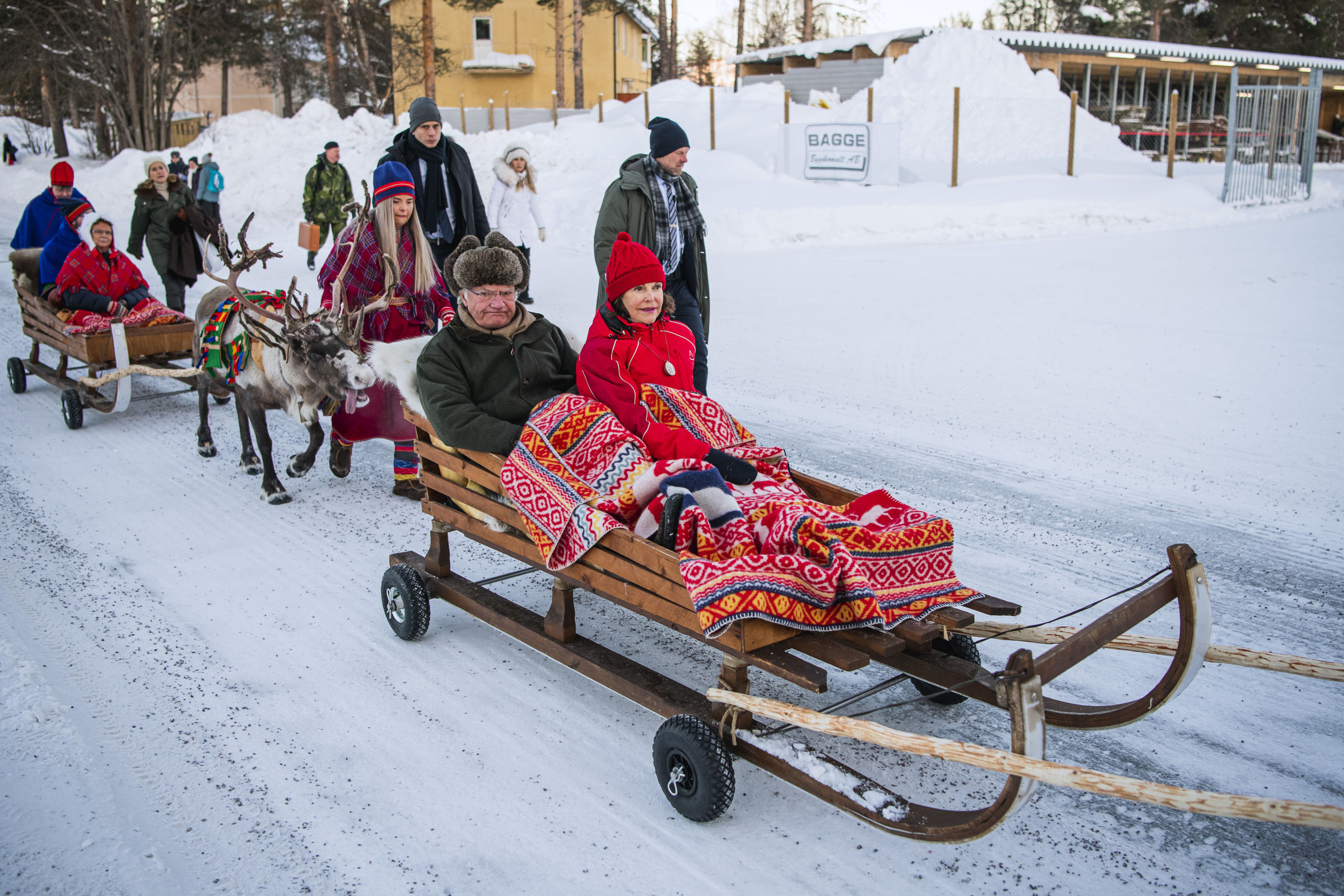 Koning Carl Gustaf en Koningin Silvia van Zweden nemen de rendierslee in Jokkmokk, op de nationale feestdag van de Sami - 6 februari. Jonathan NACKSTRAND / AFP