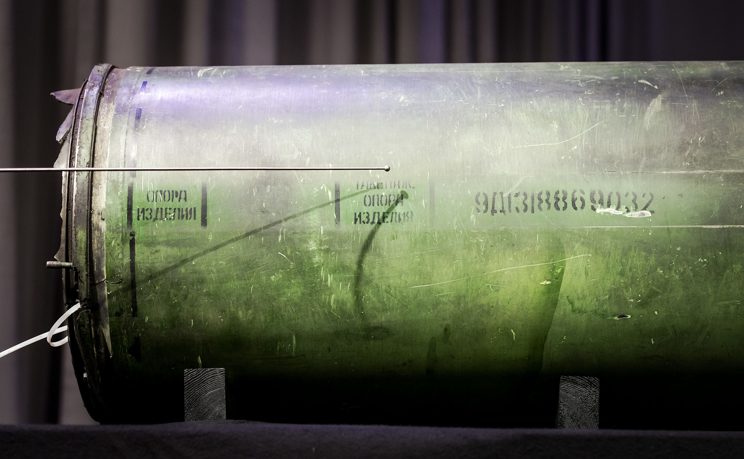 Serienummers op een onderdeel van de BUK raket die MH-17 neerhaalde.