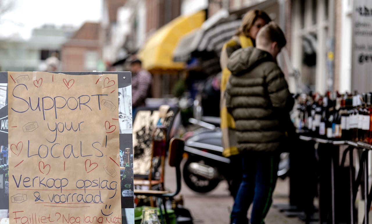 IJSSELSTEIN - Een ondernemer heeft een bord op straat gezet om jouw lokale ondernemer te steunen.