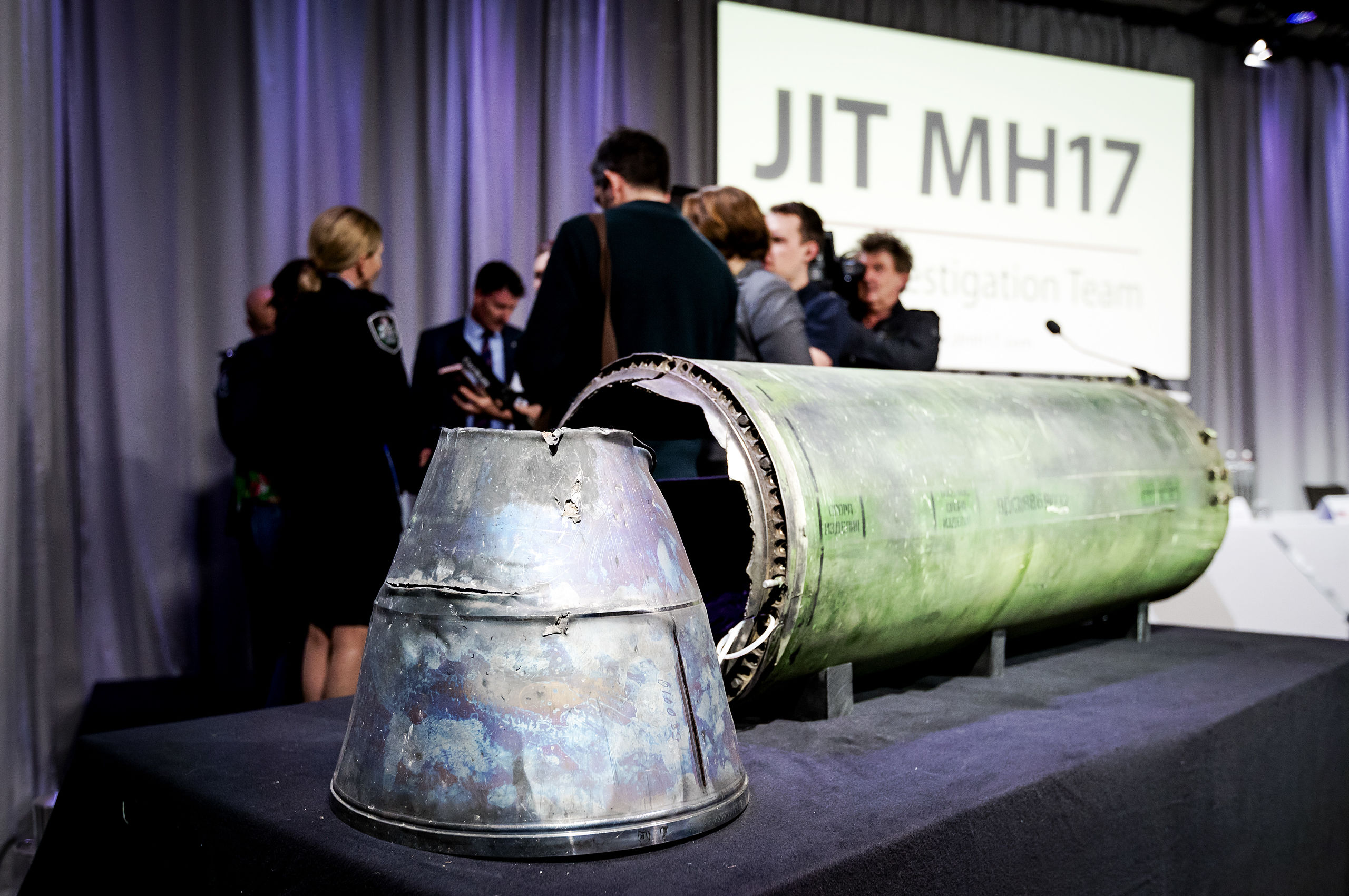 Onderdeel van de BUK-raket die MH17 neerhaalde tijdens een persbijeenkomst van het Joint Investigation Team, dat onderzoek doet naar de crash van vlucht MH17. 