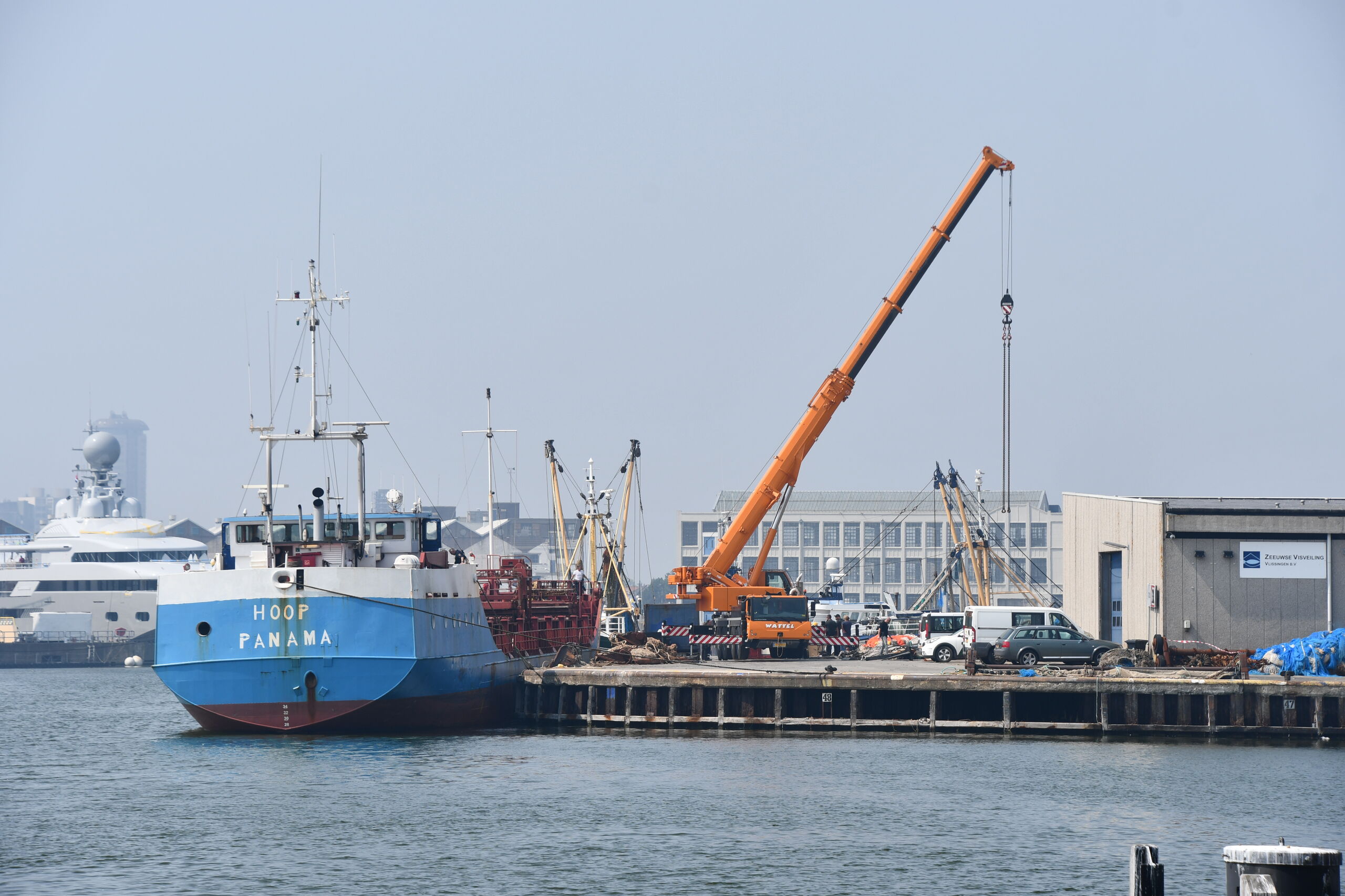 2020-08-13 13:57:21 VLISSINGEN - Gewapende politie en douane zoeken naar drugs op Panamees schip Hoop. Van de politie moest het schip, afkomstig uit Las Palmas, aanmeren aan de Visserijkade. Hier worden de containers via een containerscanner onderzocht. ANP PROVICOM