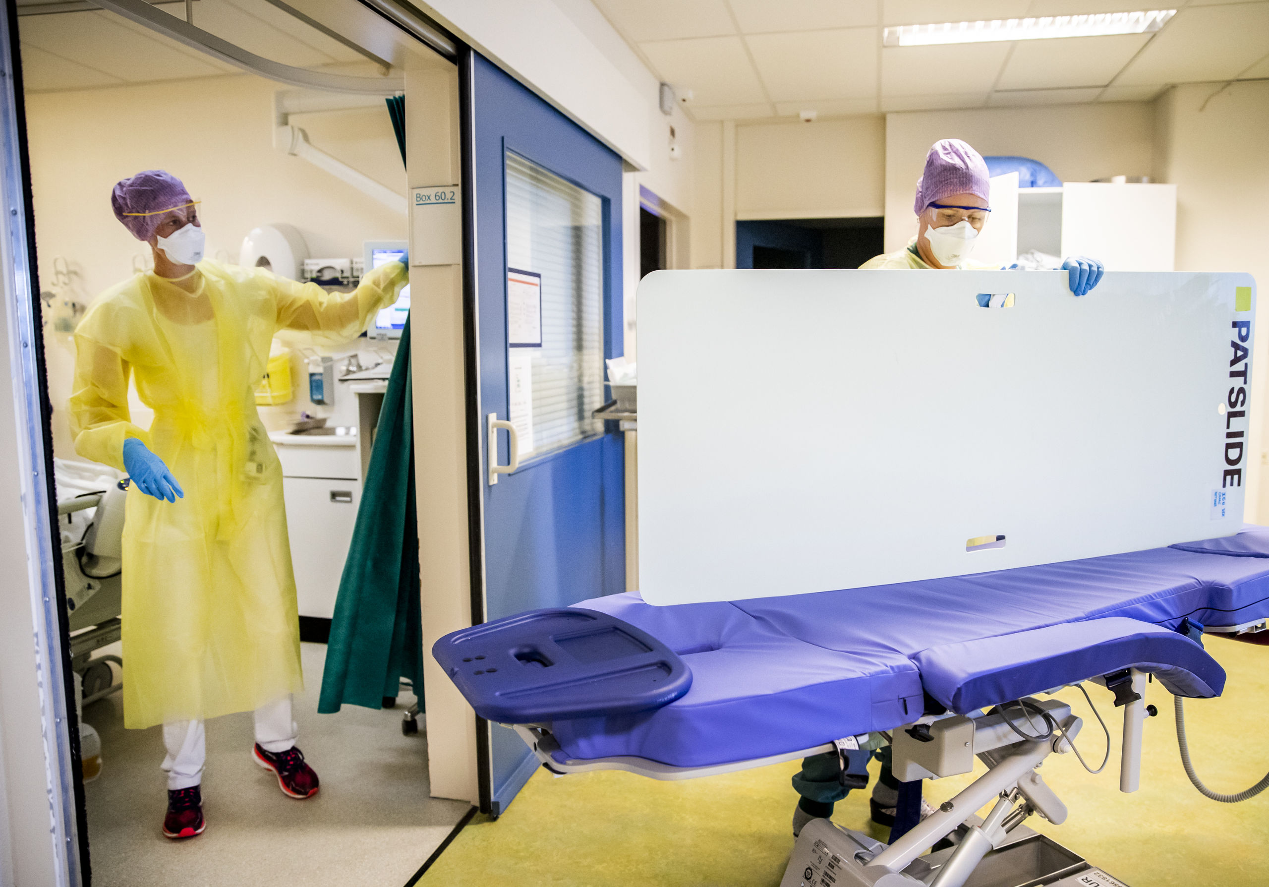 DEN HAAG - Zorgmedewerksters op de intensive care (IC) van het HMC Westeinde ziekenhuis. Het ziekenhuis breidde het aantal bedden op de IC-afdeling aan het begin van de coronacrisis uit.