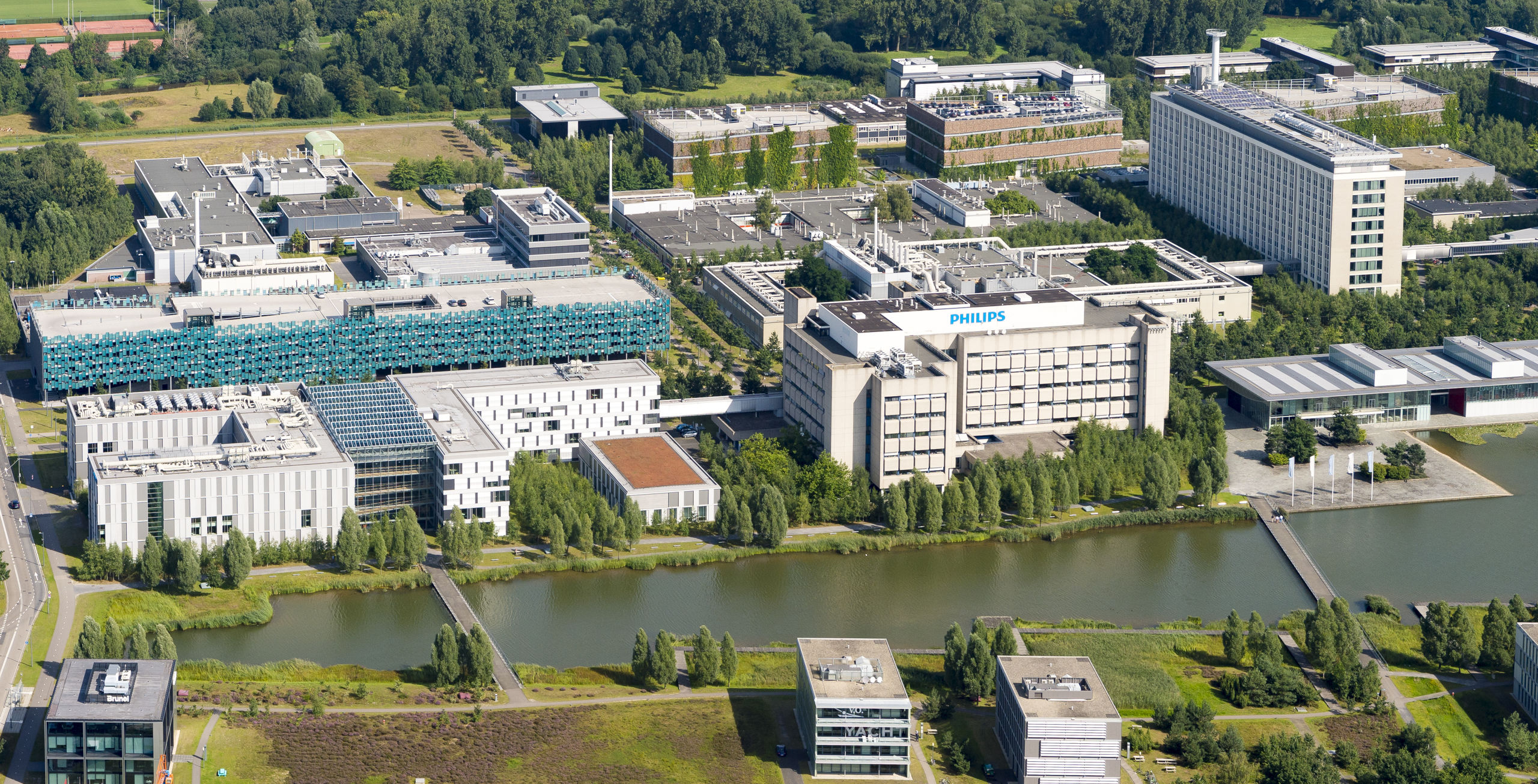 Luchtfoto van de campus van Philips in Eindhoven, de TU Eindhoven speelt een grote rol in de groei van de industrie in Noord-Brabant.
