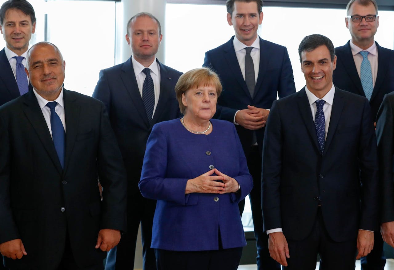 Van links naar rechts: de Italiaanse premier Giuseppe Conte, de Bulgaarse premier Boyko Borisov, premier Joseph Muscat van Malta, de Duitse bondskanselier Angela Merkel, de Oostenrijkse bondskanselier Sebastian Kurz en de Spaanse premier Pedro Sanchez.