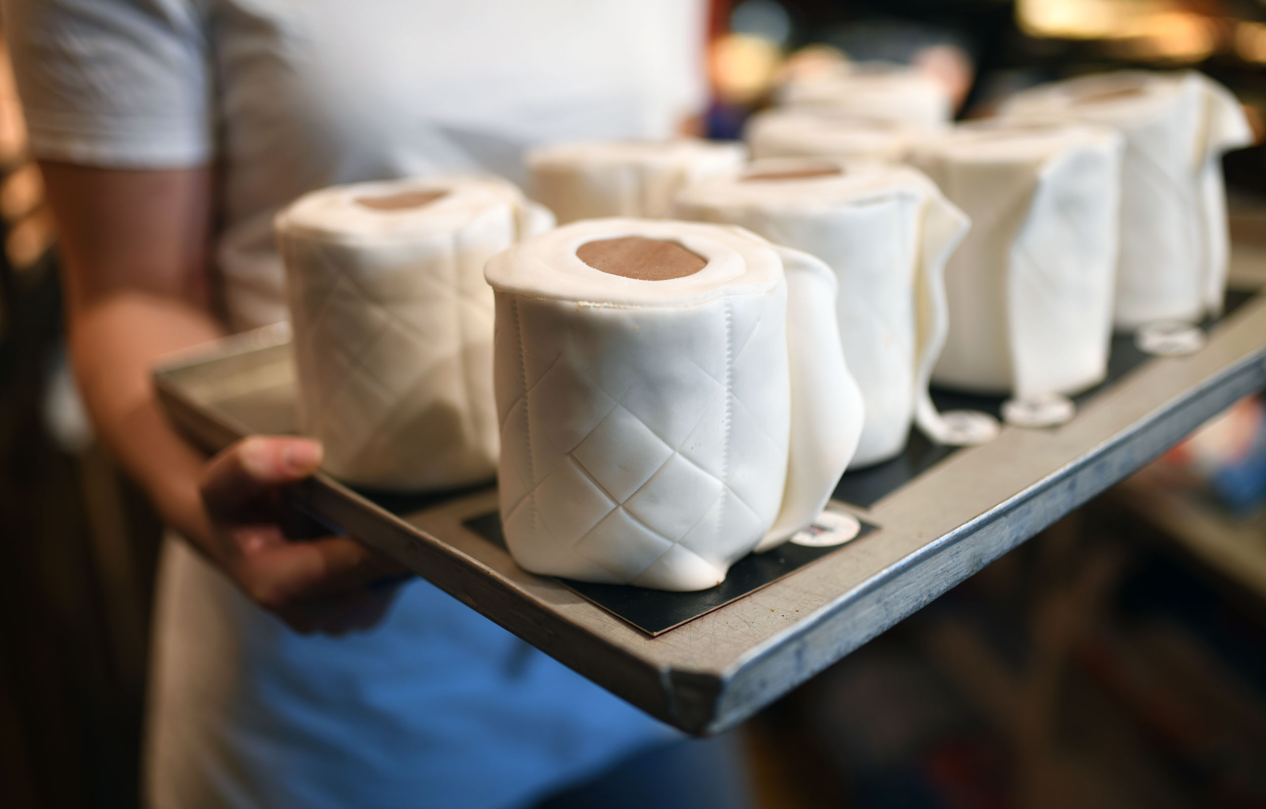 Een optimistisch plaatje uit een Duitse bakkerij in Dortmund, waar cakes in de vorm van rollen toiletpapier de oven in gaan. Het zijn inmiddels bestsellers van de bakkerij.