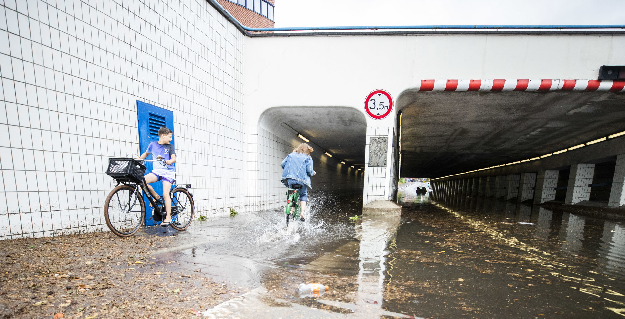 Wateroverlast na hevige regen in Hilversum.