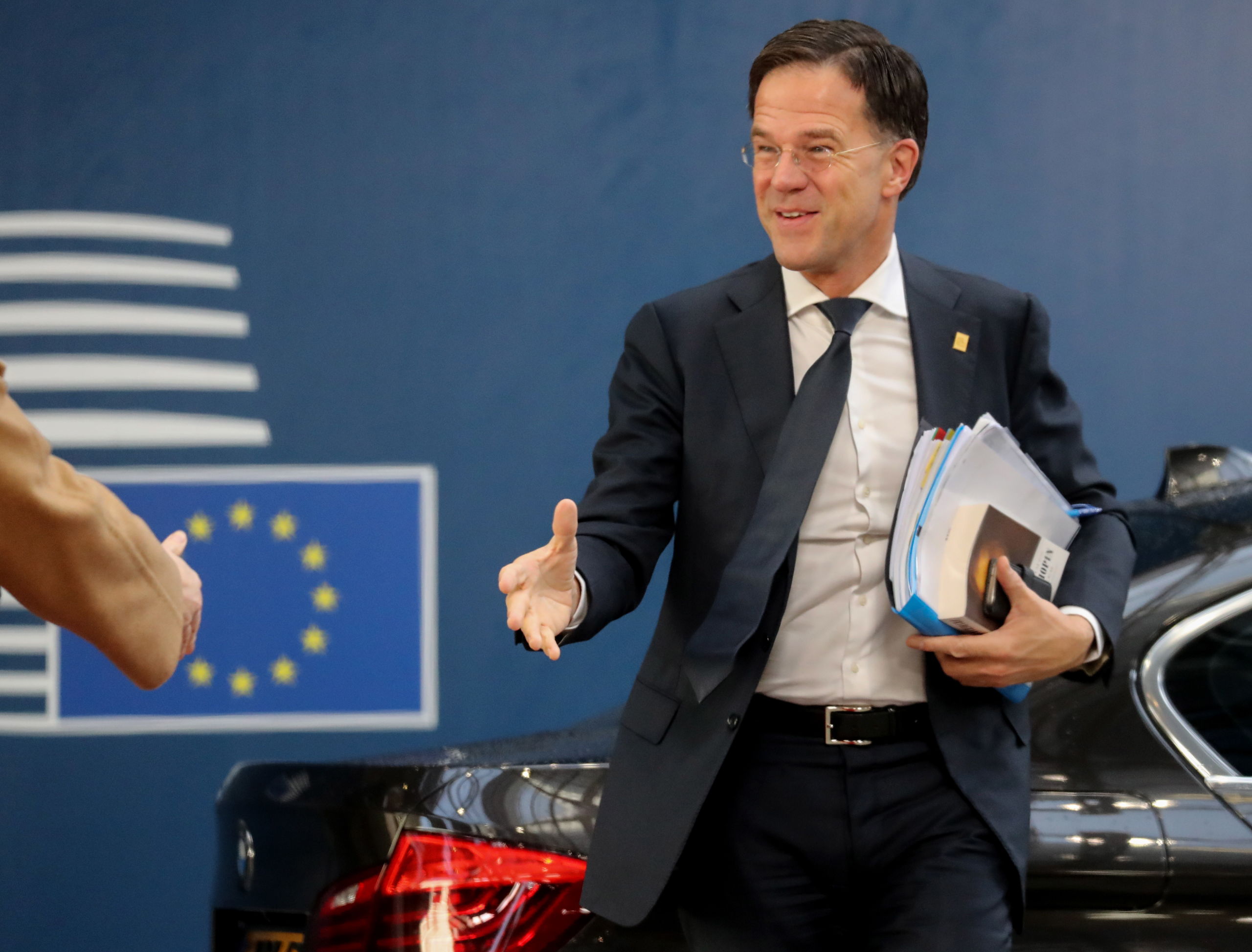 Premier Mark Rutte in Brussel met onder zijn arm de biografie over Chopin