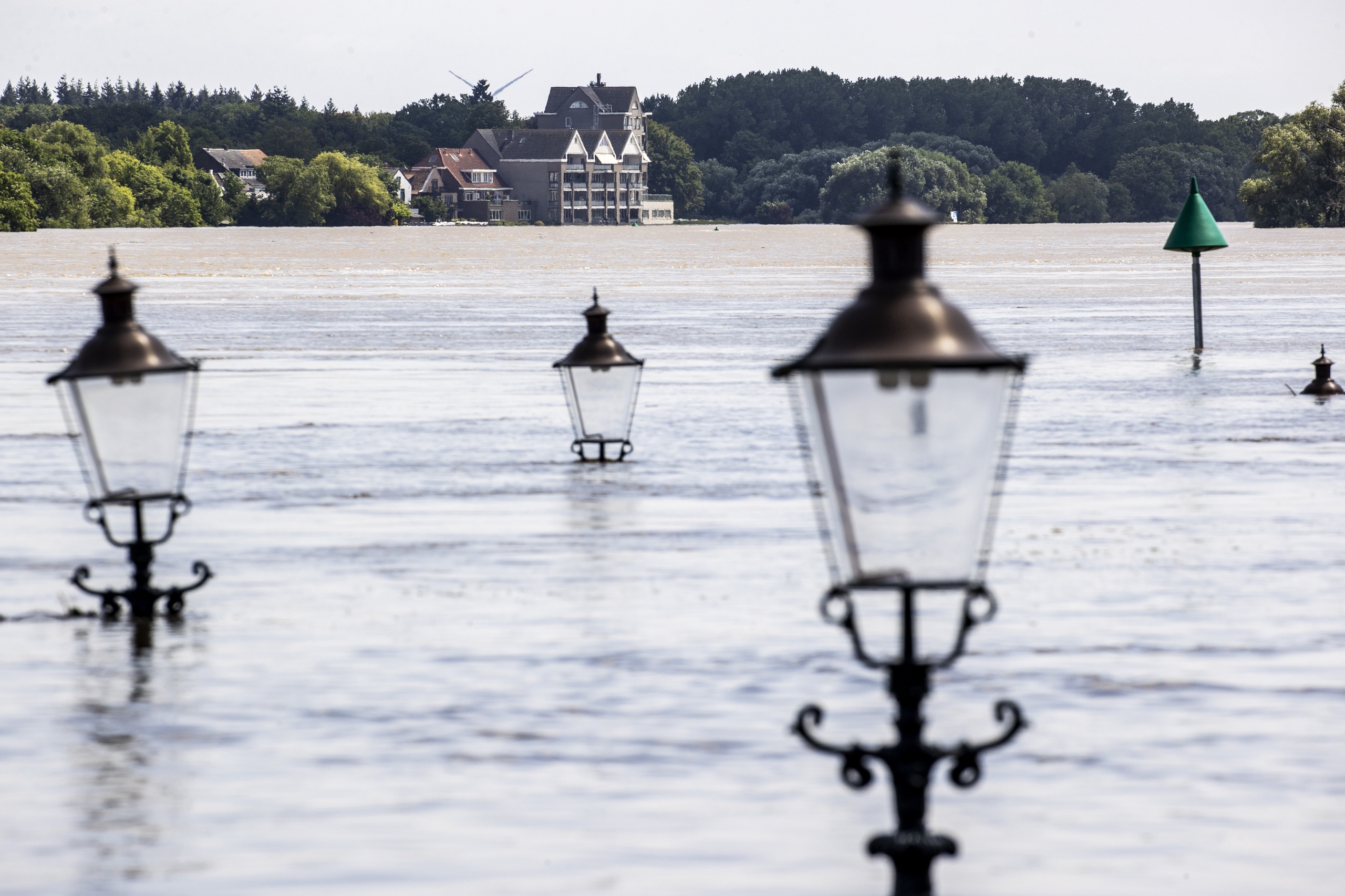 Uitzicht over het hoge water in de Maas op Arcen aan de overzijde. Limburg is getroffen door overstromingen.